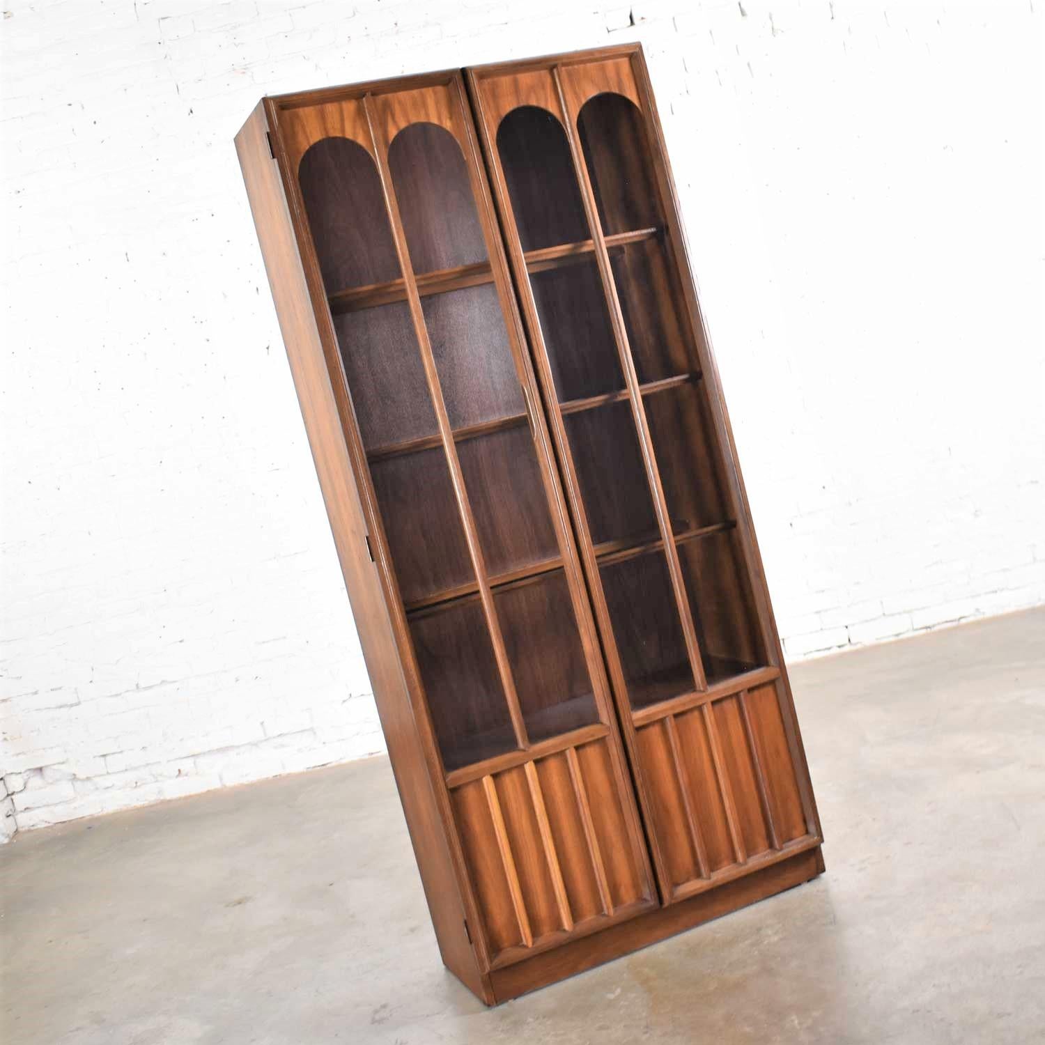 Keller Furniture MCM Lighted Display Cabinet Bookcase Style of Broyhill Brasilia In Good Condition In Topeka, KS