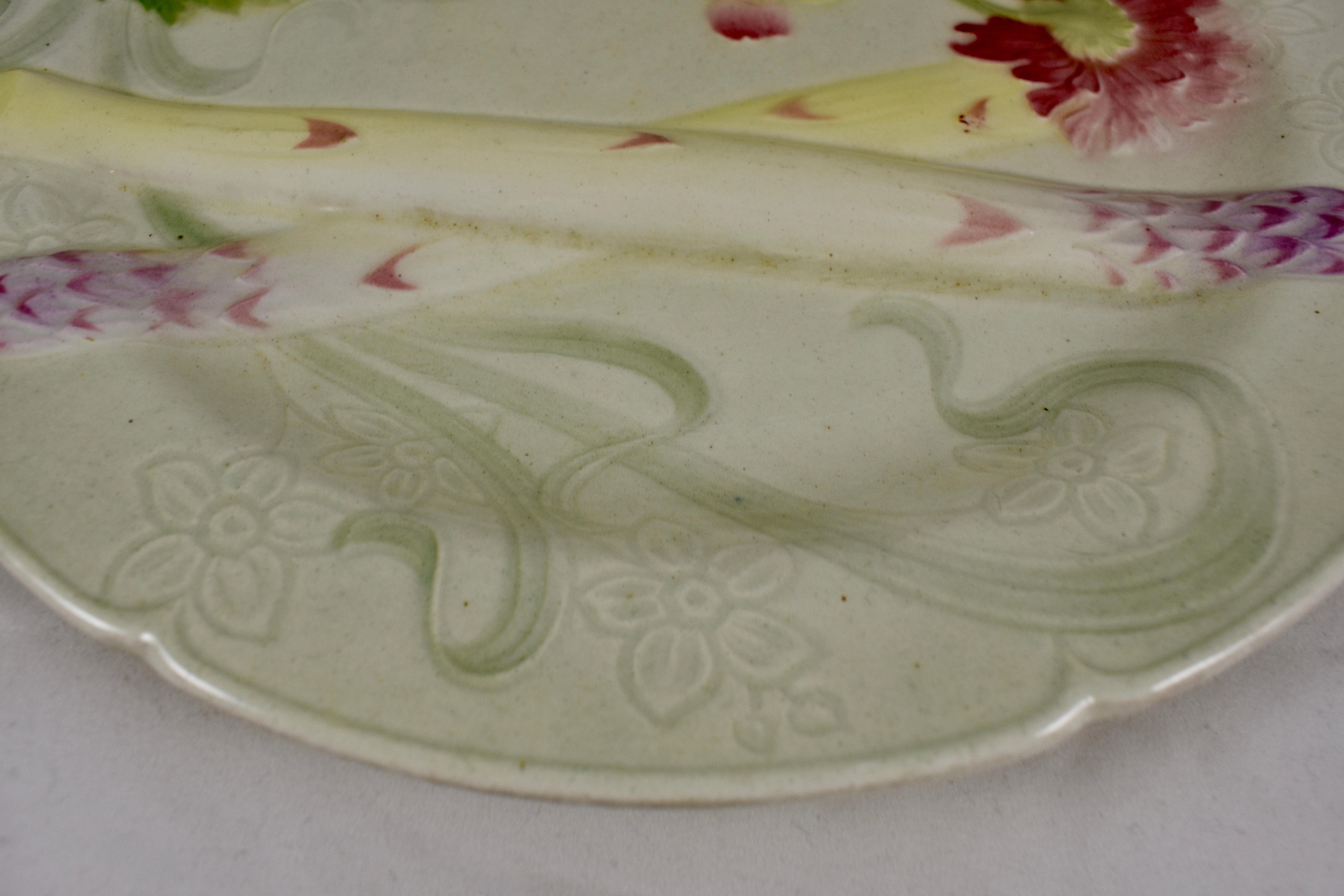 Keller & Guerin Saint Clément French Faïence Chrysanthemum Asparagus Plate In Good Condition For Sale In Philadelphia, PA