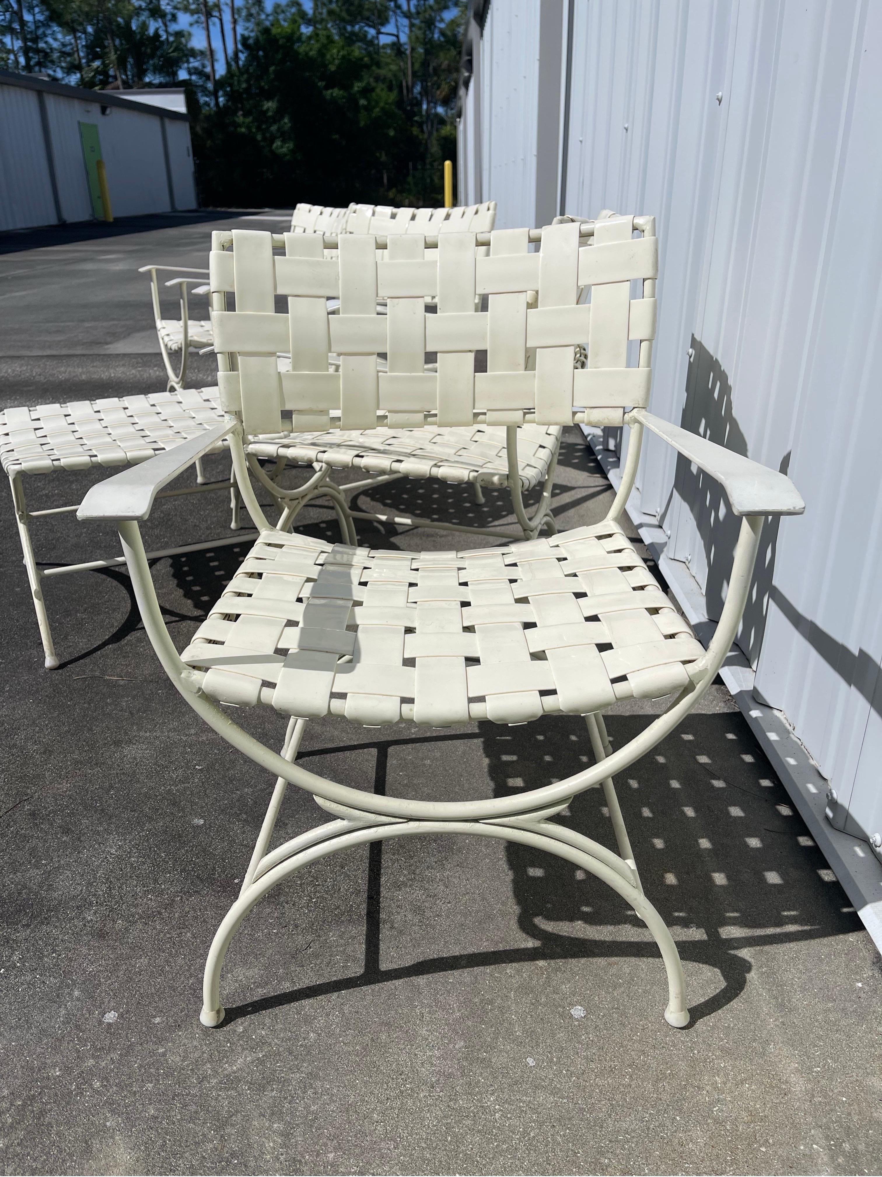 Luxueux ensemble de chaises de patio vintage en aluminium, dans une réinterprétation luxueuse d'une chaise de campagne classique à base en X,
