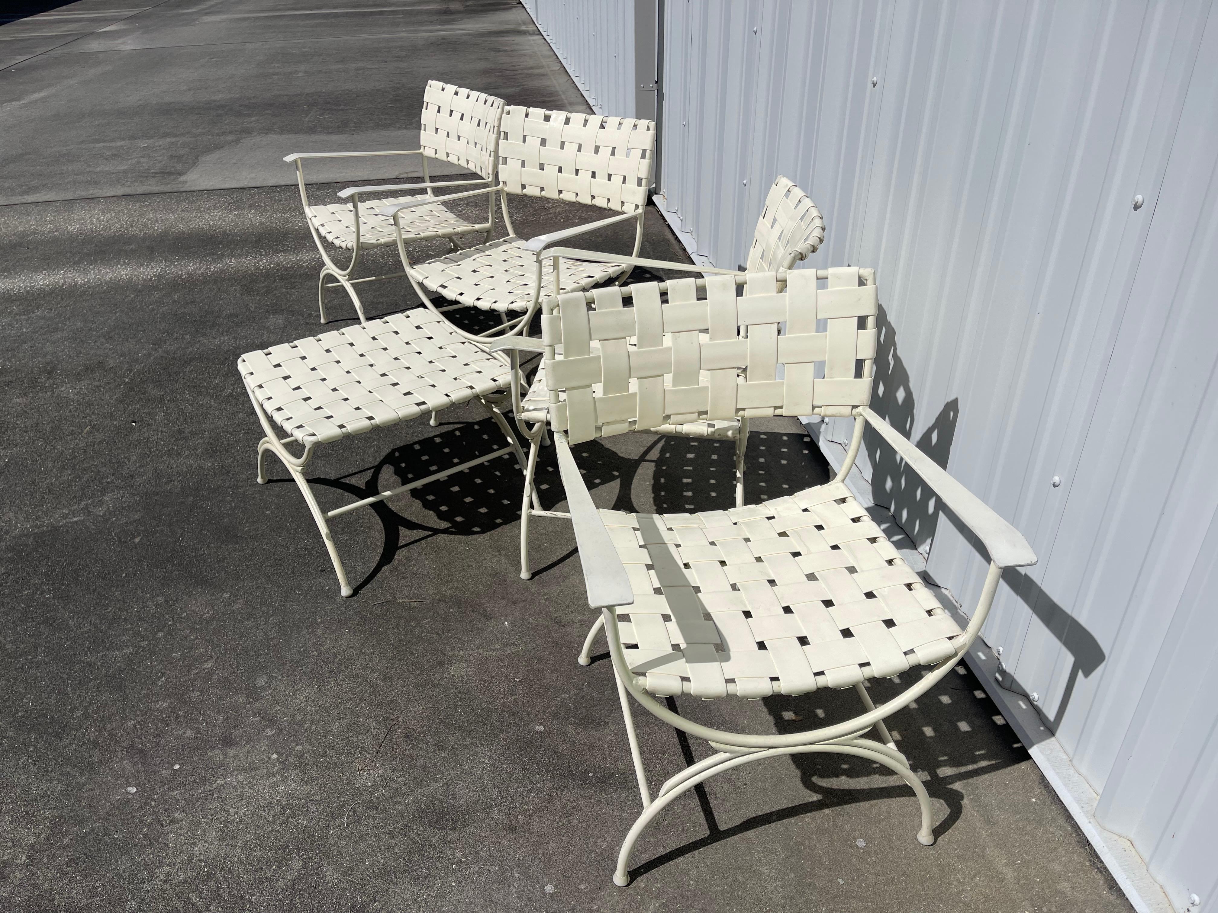 Hollywood Regency Chaises de patio Keller en aluminium à volutes et base en X Campaigner, ensemble 4 + Ottoman en vente