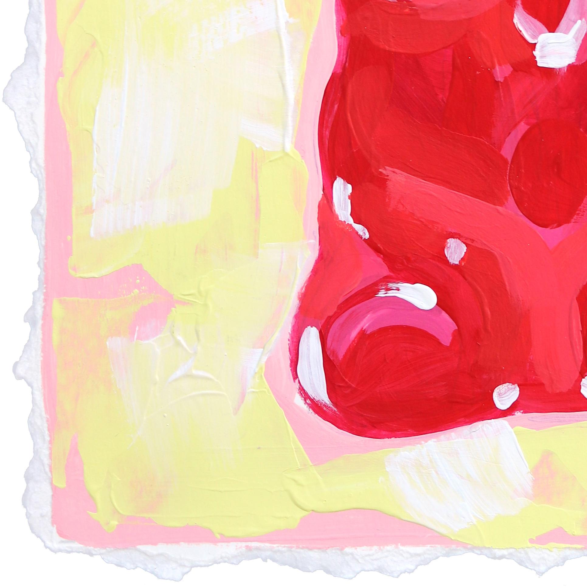 Gran Oso Rojo - Naturaleza Muerta Abstracta Oso de Gominola sobre Papel - Abstract Painting Blanco de Kellie Newsome