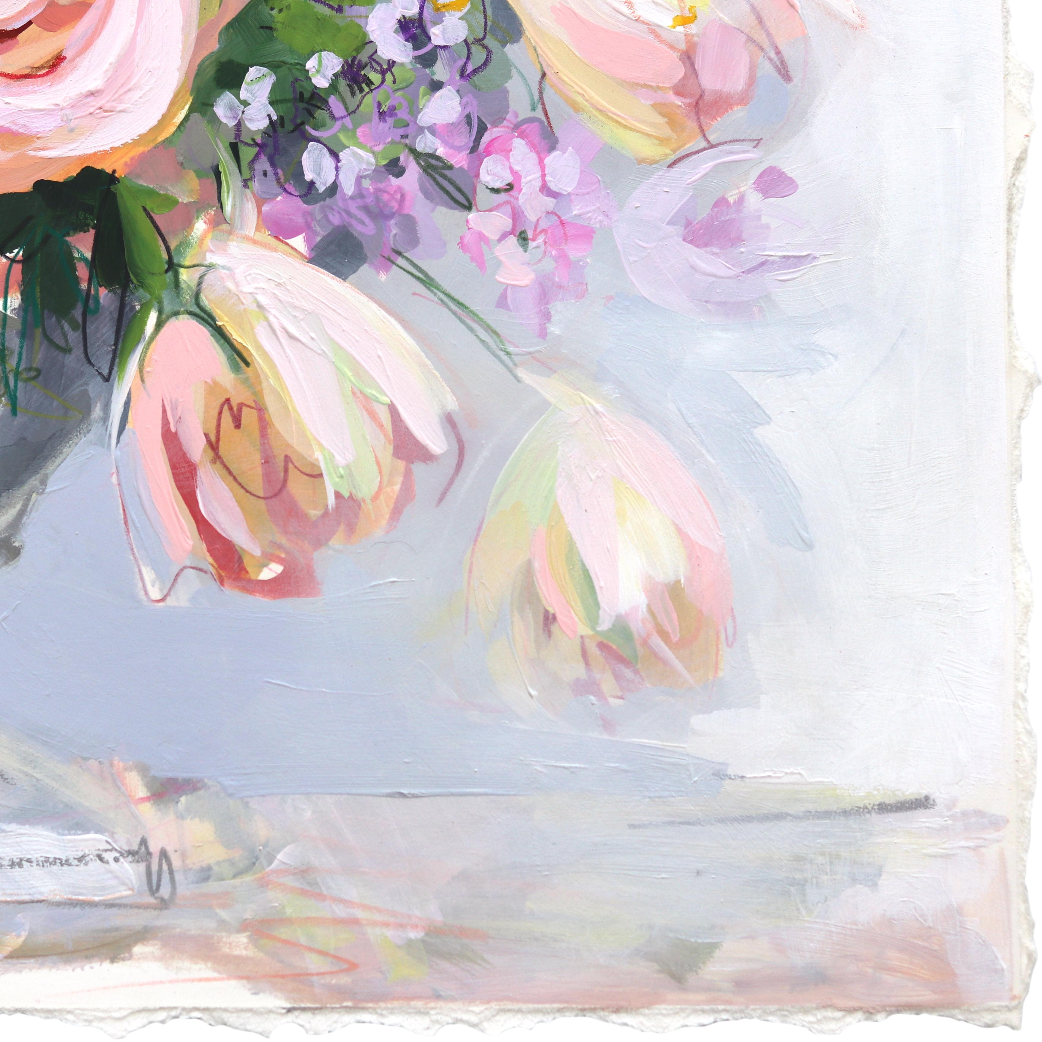 Schmetterlingskissen – Butterfly Kisses – farbenfrohes Blumenstillleben auf Papier – Painting von Kellie Newsome