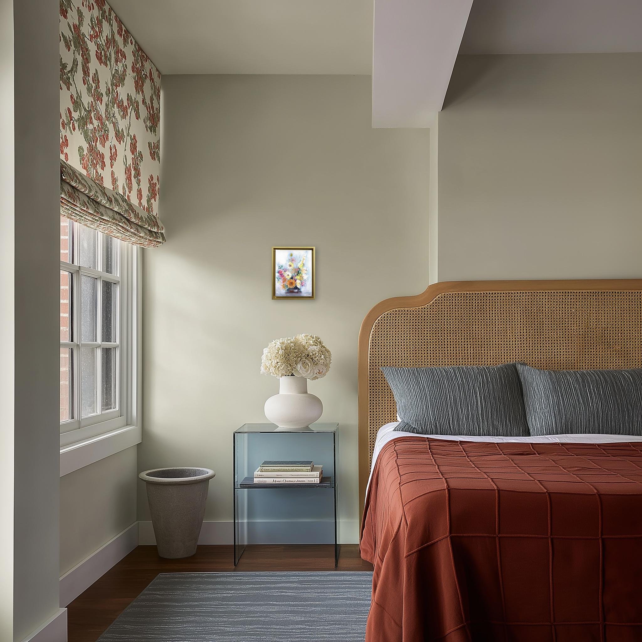 Blumen & Töpferwaren - Gerahmte bunte Stillleben Mixed Media Kunstwerk auf Leinwand (Zeitgenössisch), Mixed Media Art, von Kellie Newsome