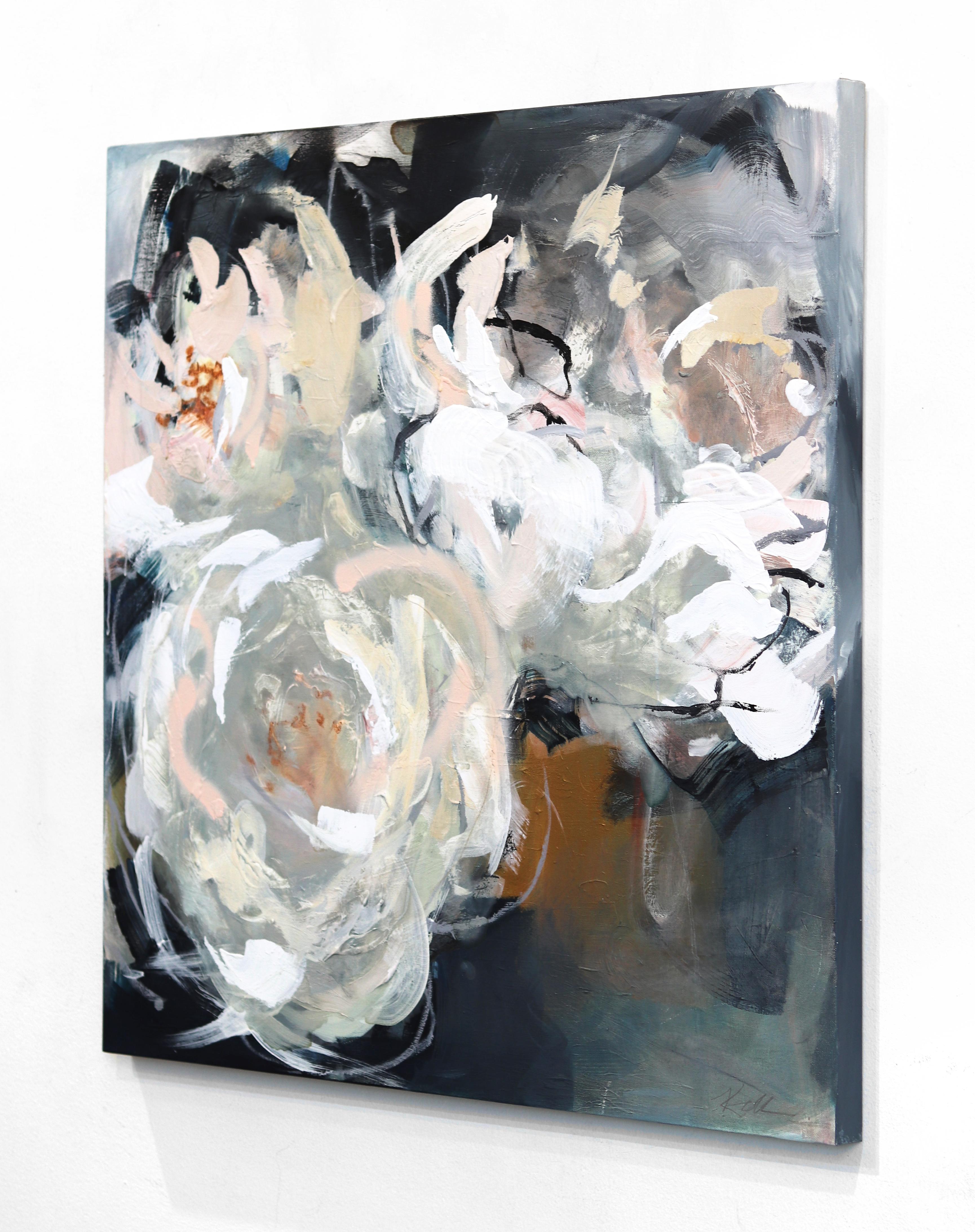 Pétalo de melocotón - Expresiva pintura floral abstracta con suaves flores neutras - Still-Life Painting Gris de Kellie Newsome