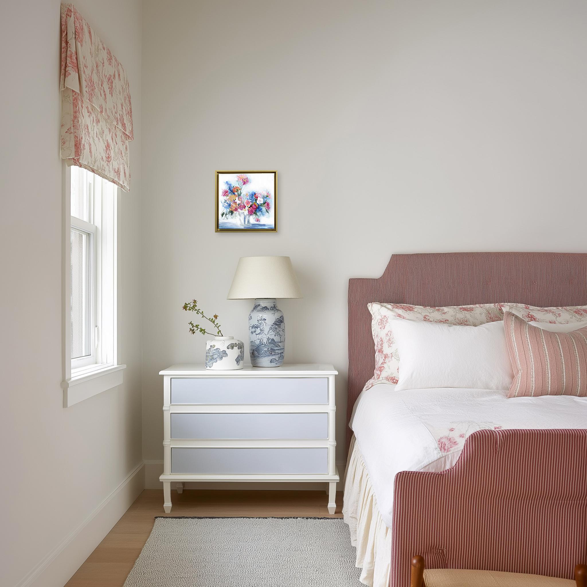 Rosa und Blau, Sein und Ihr - Gerahmtes Abstraktes Buntes Blumenstillleben Kunstwerk (Zeitgenössisch), Mixed Media Art, von Kellie Newsome