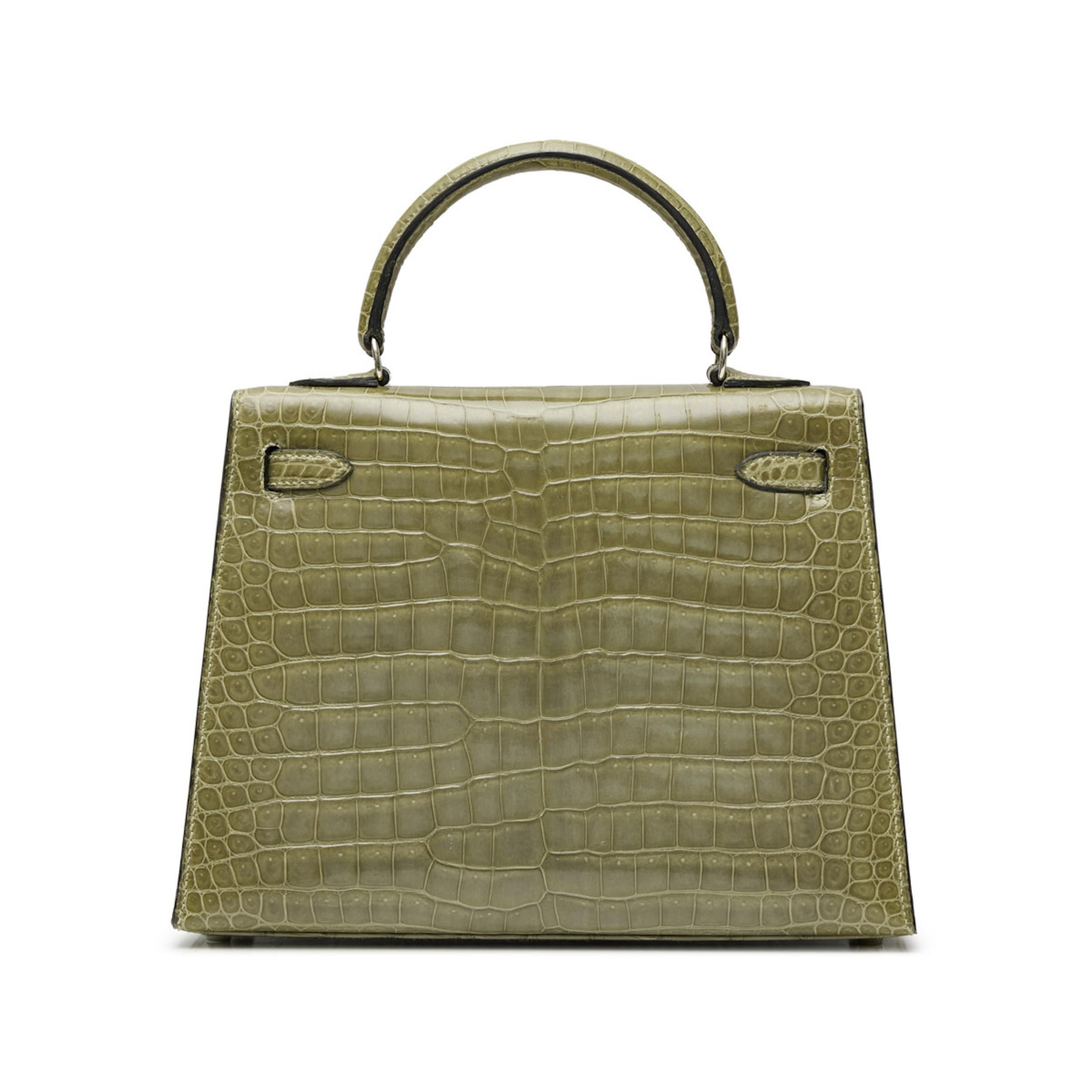 Embrace luxury with our 1999 Kelly 25 Sellier Exotic Vert Jasmine. Featuring a shiny Vert Jasmine Porosus Crocodile exterior, this handbag exudes both style and sophistication. The rare Sellier construction from 1999 adds a unique touch to this
