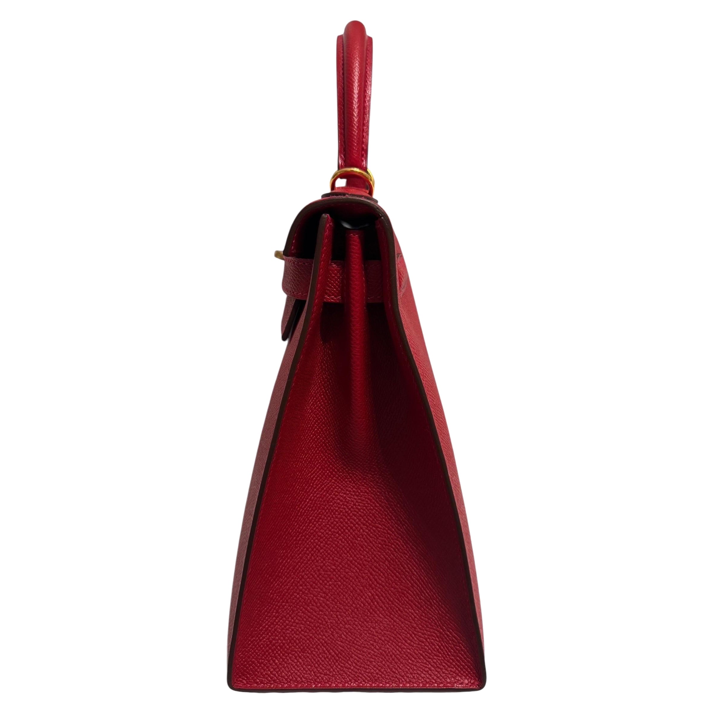 Absolut atemberaubende, seltene und sehr begehrte Farbe. Hermes Kelly 28 Sellier Vert Verone Epsom Leder ergänzt durch Gold Hardware. Schöne preowned Zustand mit Kunststoff auf alle Hardware und Füße.
. .
Lux Addicts ist ein Unternehmen mit Sitz in