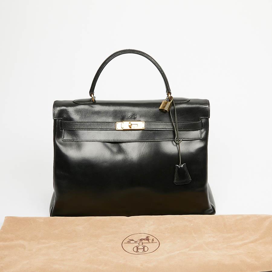 We no longer describe this legendary bag, in black box calfskin. It is in very good condition. the interior is lined in leather with three slit pockets. The initials have been removed.
In very Good condition, it measures 35 cm long x 36 cm high x 13