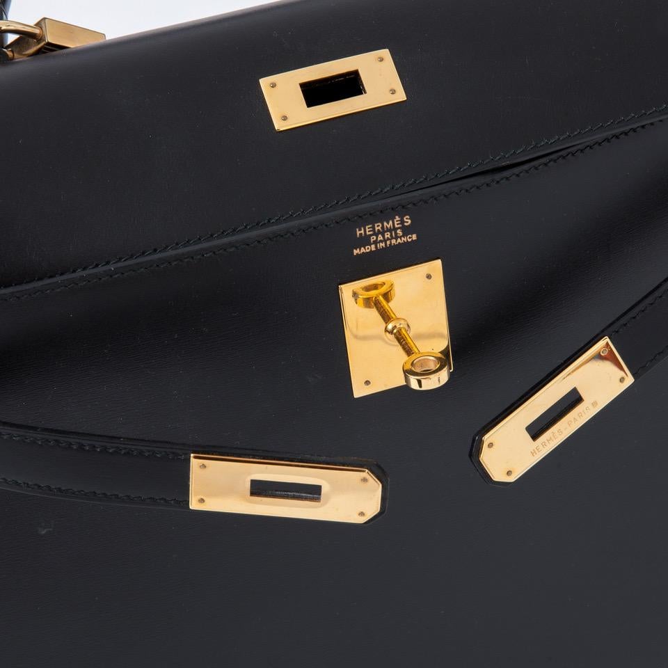Kelly bag 32 black box leather vintage saddle-stitching, gold metal attributes flap with iconic clasp, two pockets and a zippered pocket inside handle for a hand carried.
Sold with dustbag, padlock and original key.
Letter Y corresponding to