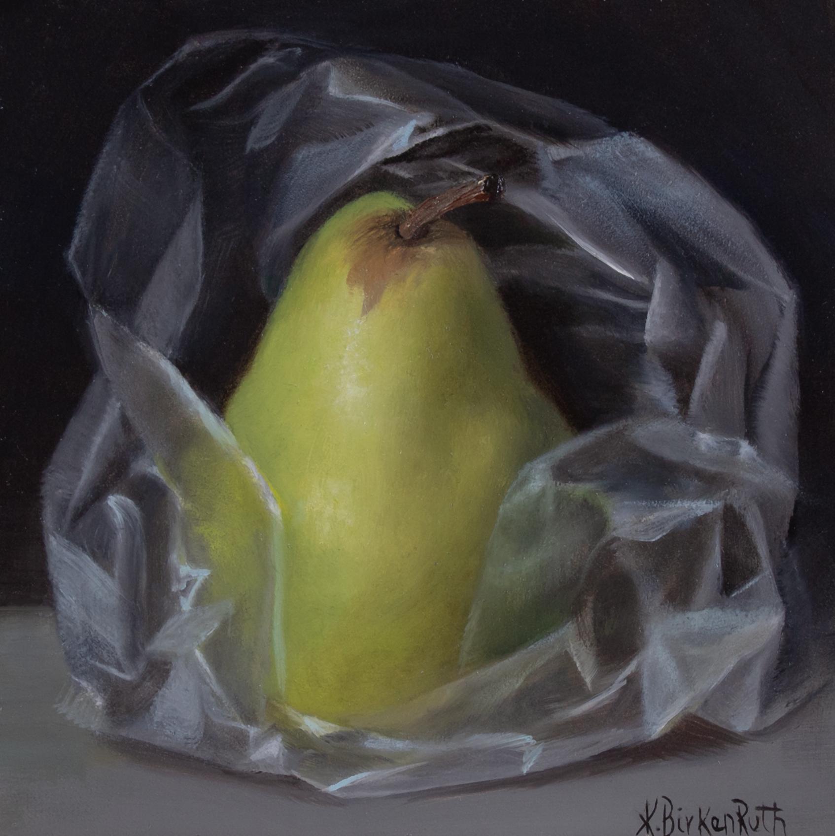 Pera envuelta en plástico" (2023), de Kelly Birkenruth, es una pintura original al óleo sobre tabla, que mide 5 x 5 x 1 pulgadas. Este exquisito bodegón presenta una pera envuelta en una delicada lámina de plástico, que pone de relieve la