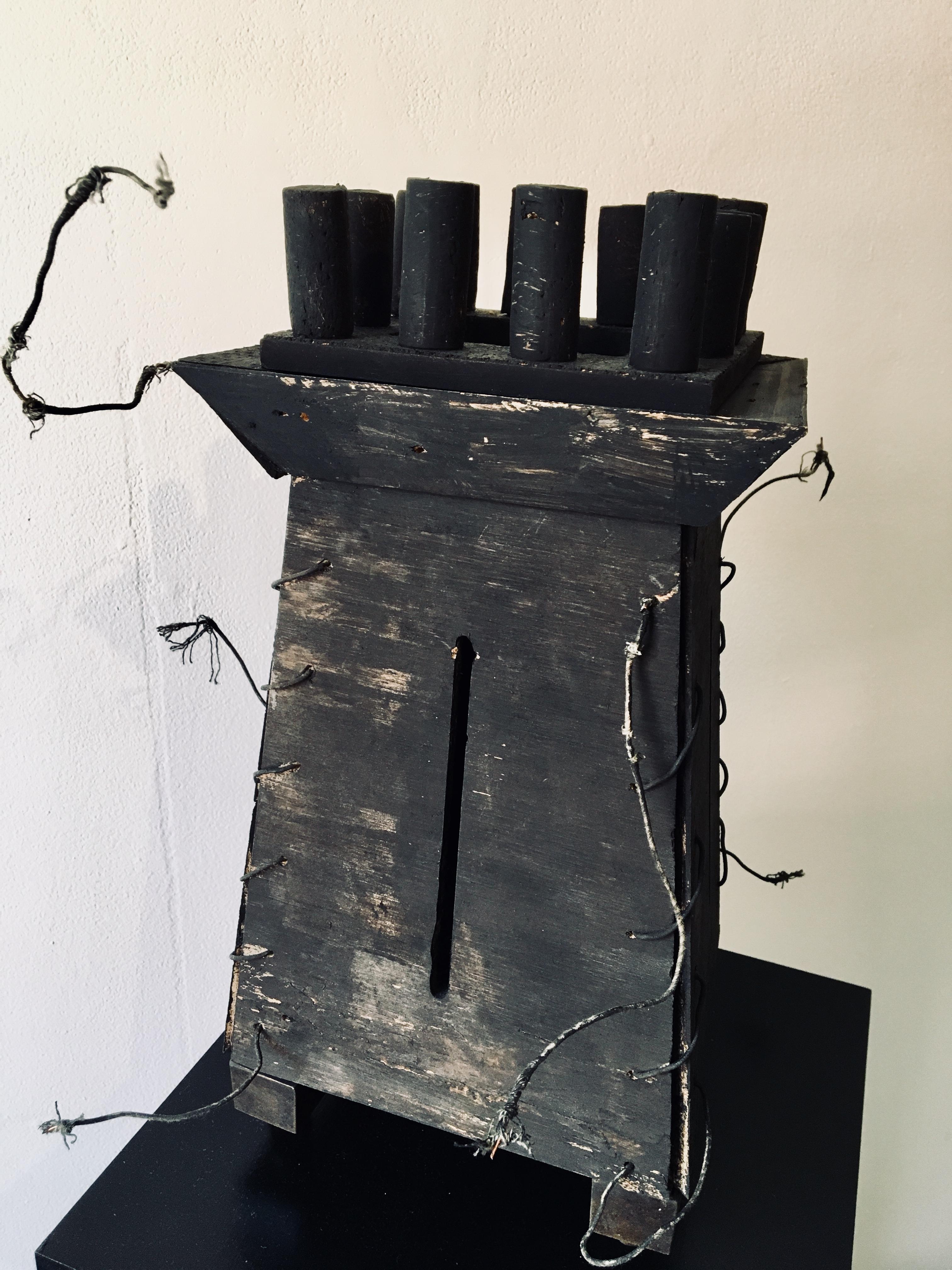 Sculpture abstraite en bois : « Forteresse » - Marron Abstract Sculpture par Kelly Bugden + Van Wifvat