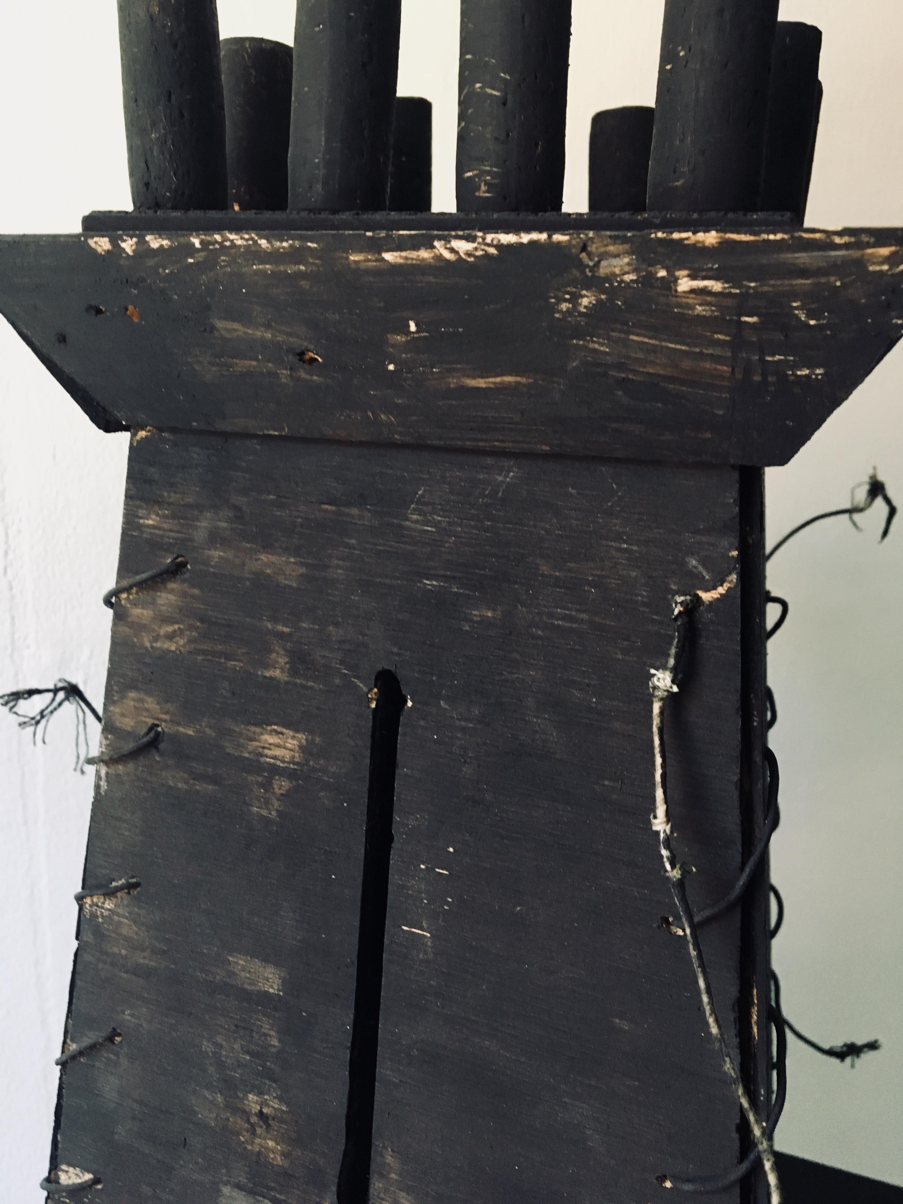 Sculpture abstraite en bois : « Forteresse » en vente 1