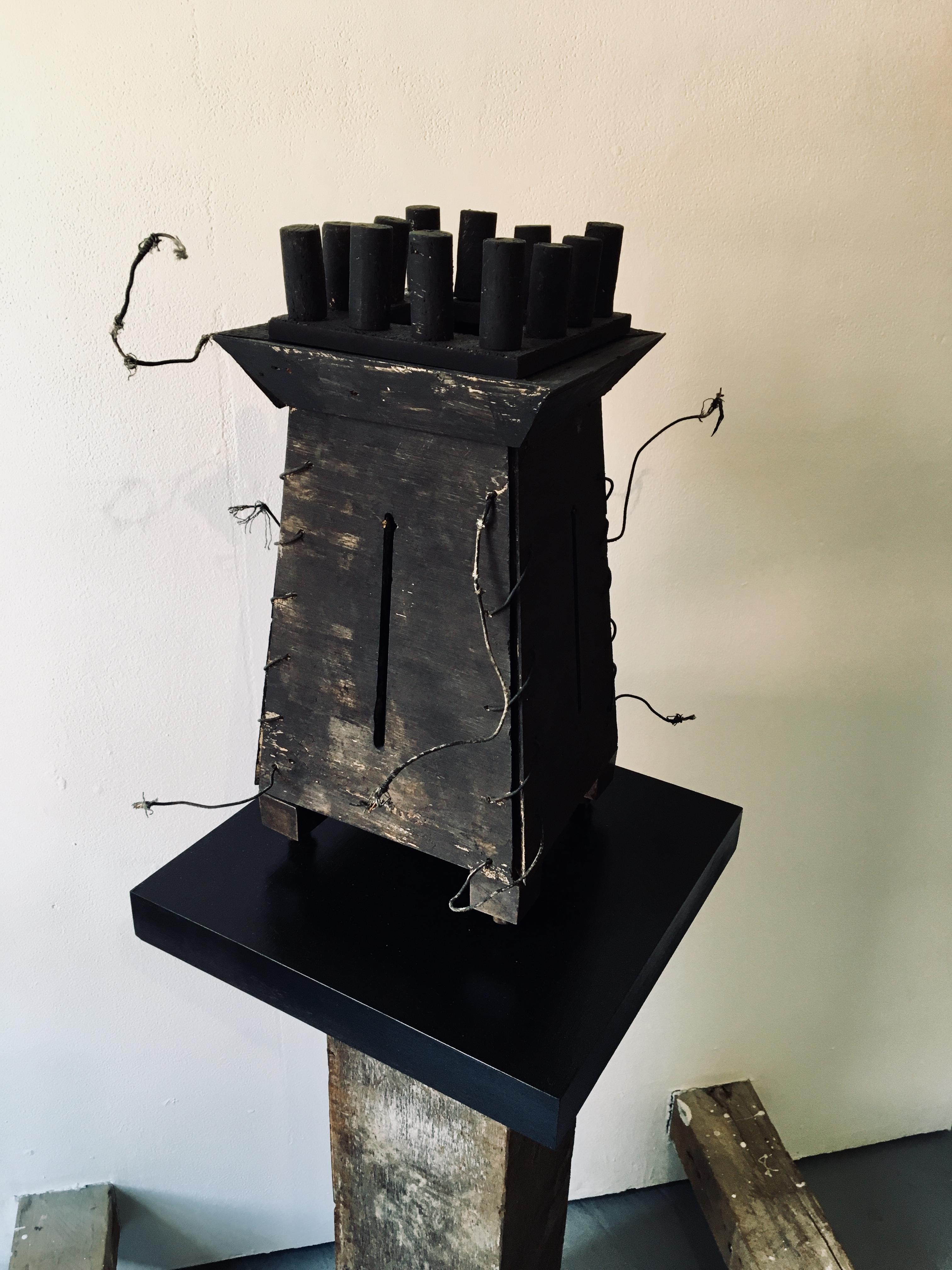 Sculpture abstraite en bois : « Forteresse » en vente 5