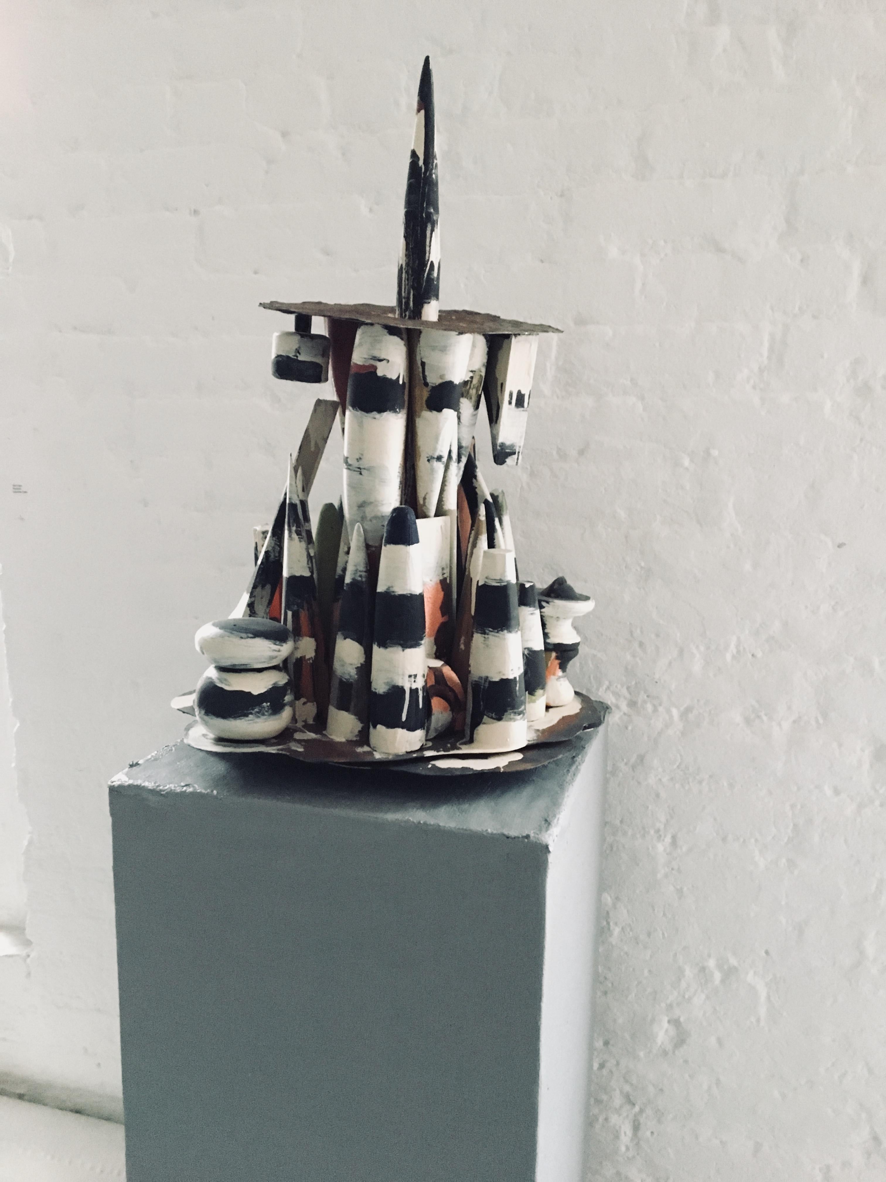 Sculpture abstraite en bois : 'Horn' en vente 1