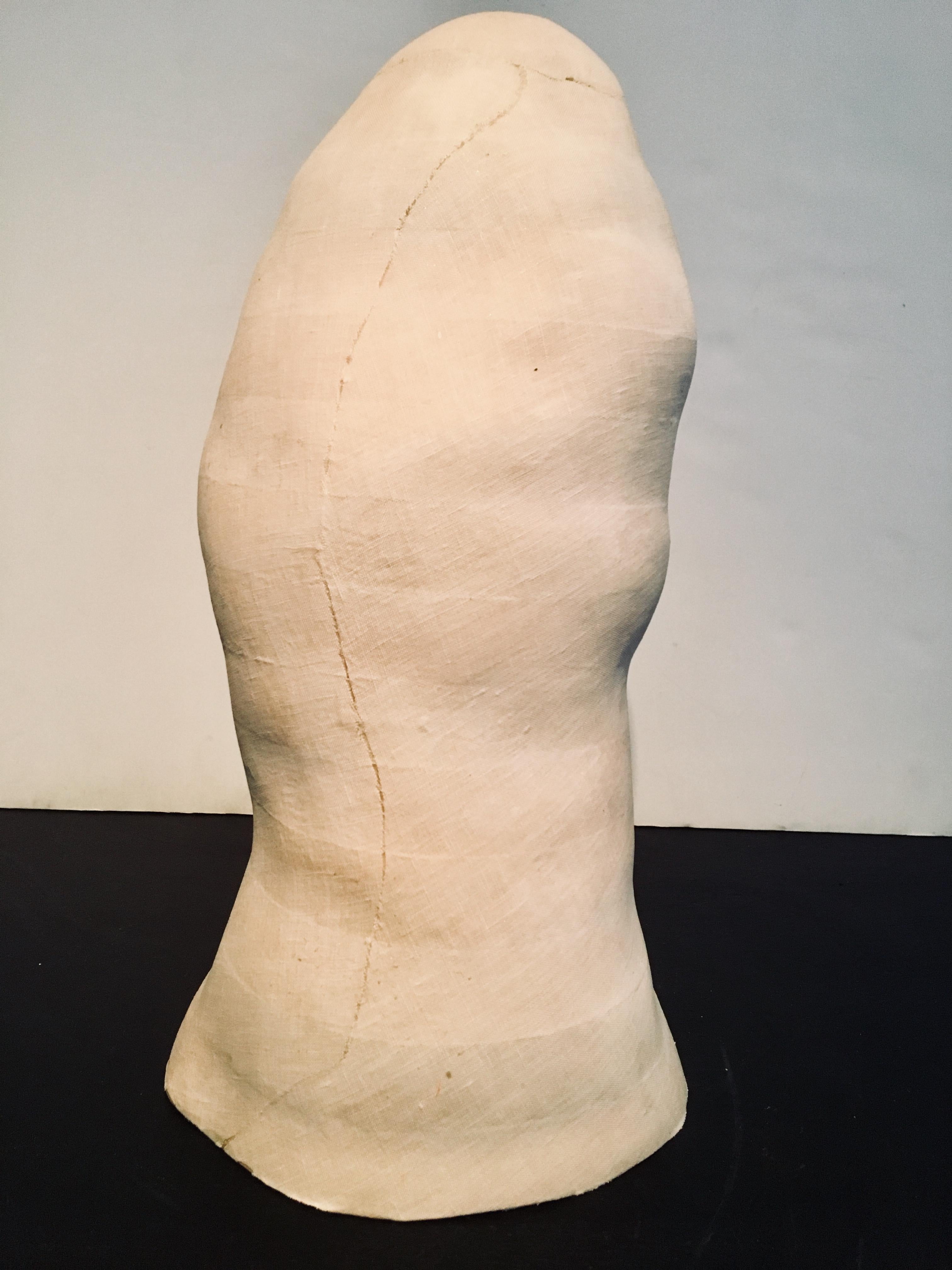 Abstrakte Kopfskulptur: „Untitled“ (Braun), Figurative Sculpture, von Kelly Bugden + Van Wifvat