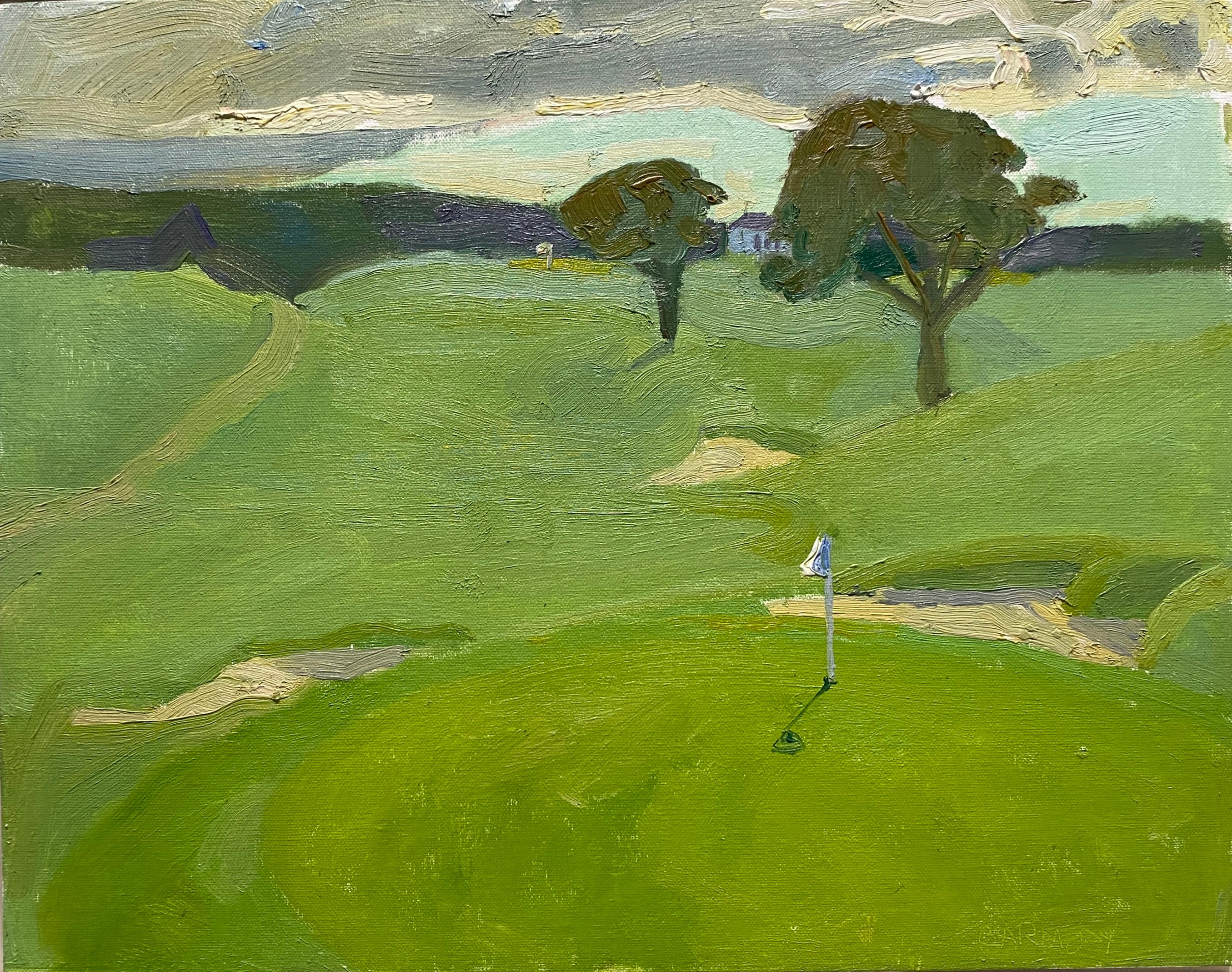 "10° buca, Gardiner Bay" Dipinto a olio di un campo da golf, collina con erba verde 2024 - Painting di Kelly Carmody