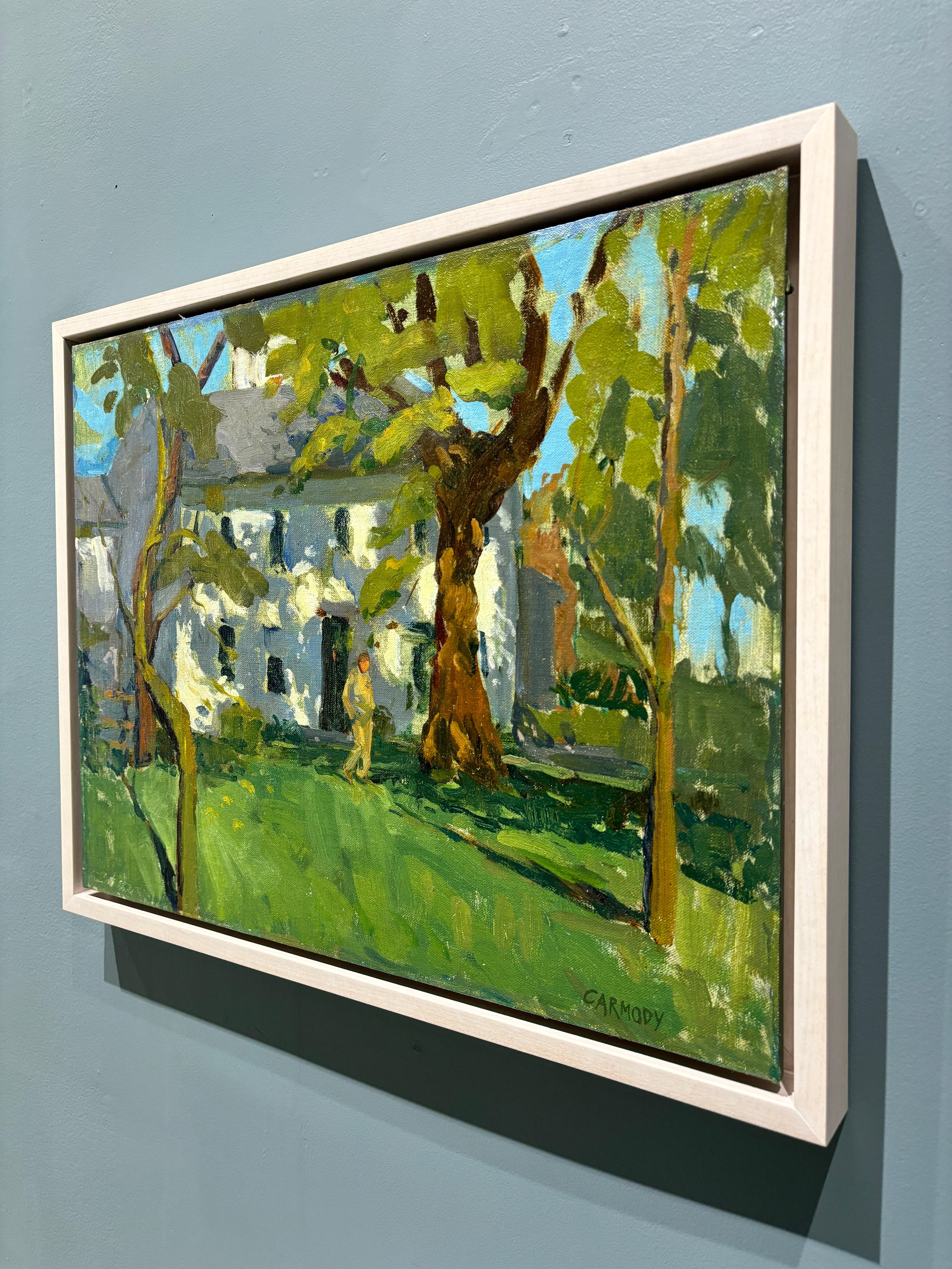 Un dipinto a olio di una casa Historic New England, con grandi alberi maturi, un cielo azzurro e un cortile ricco di erba verde. La luce diffusa è ricca di contrasti, la vernice bianca sulla superficie della tela attira lo spettatore. Una sola