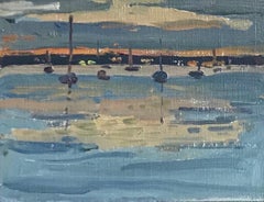 "Dering Harbor Sunset" paysage marin contemporain bleu et violet avec des voiliers.