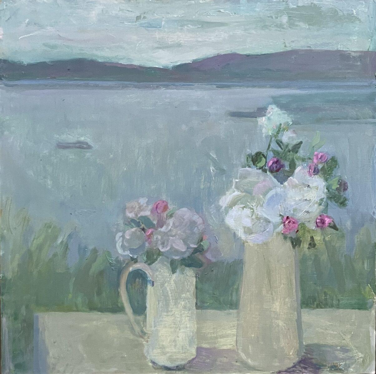 Kelly Carmody Still-Life Painting – "Island Wildflowers" Ölgemälde, Stillleben, Wildblumen in Vase am Wasser