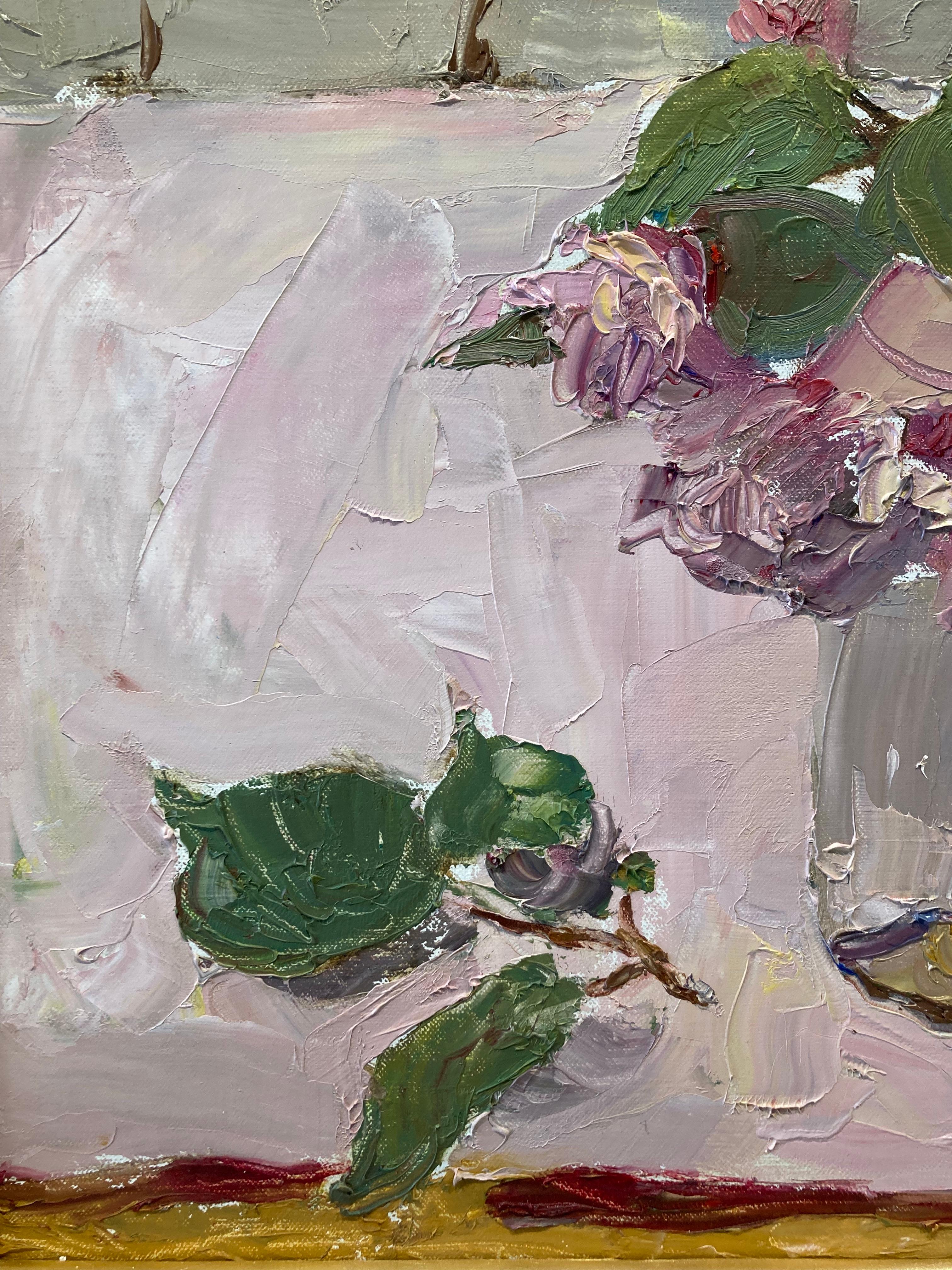 Les fleurs de mai - Gris Still-Life Painting par Kelly Carmody