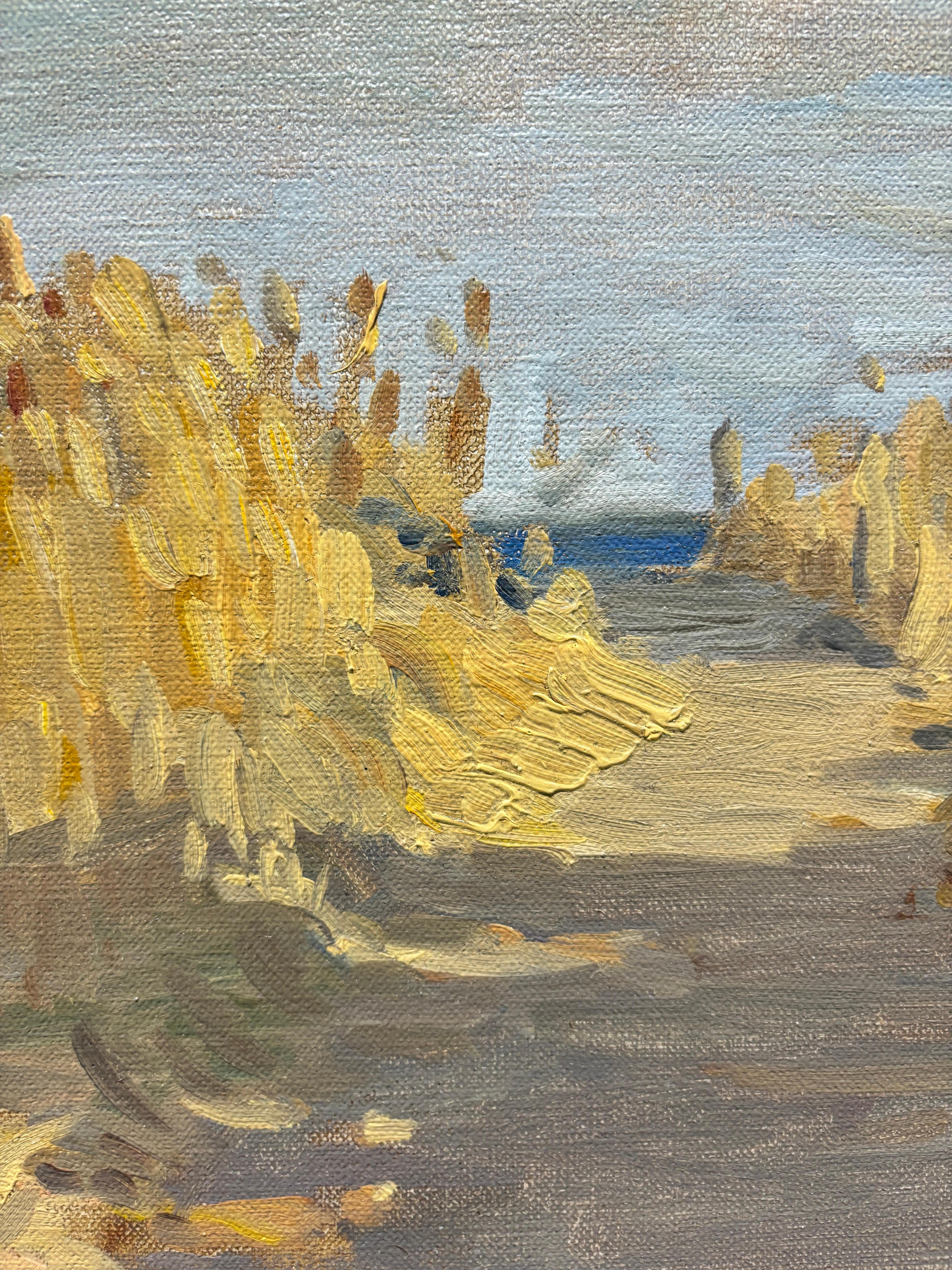 Un dipinto plein air dell'ingresso di una spiaggia oceanica negli Hamptons. Le Phragmites fiancheggiano il sentiero sabbioso verso l'acqua, le canne alte tra le dune. Una piccola striscia di blu fa intravedere l'oceano all'orizzonte in lontananza. 