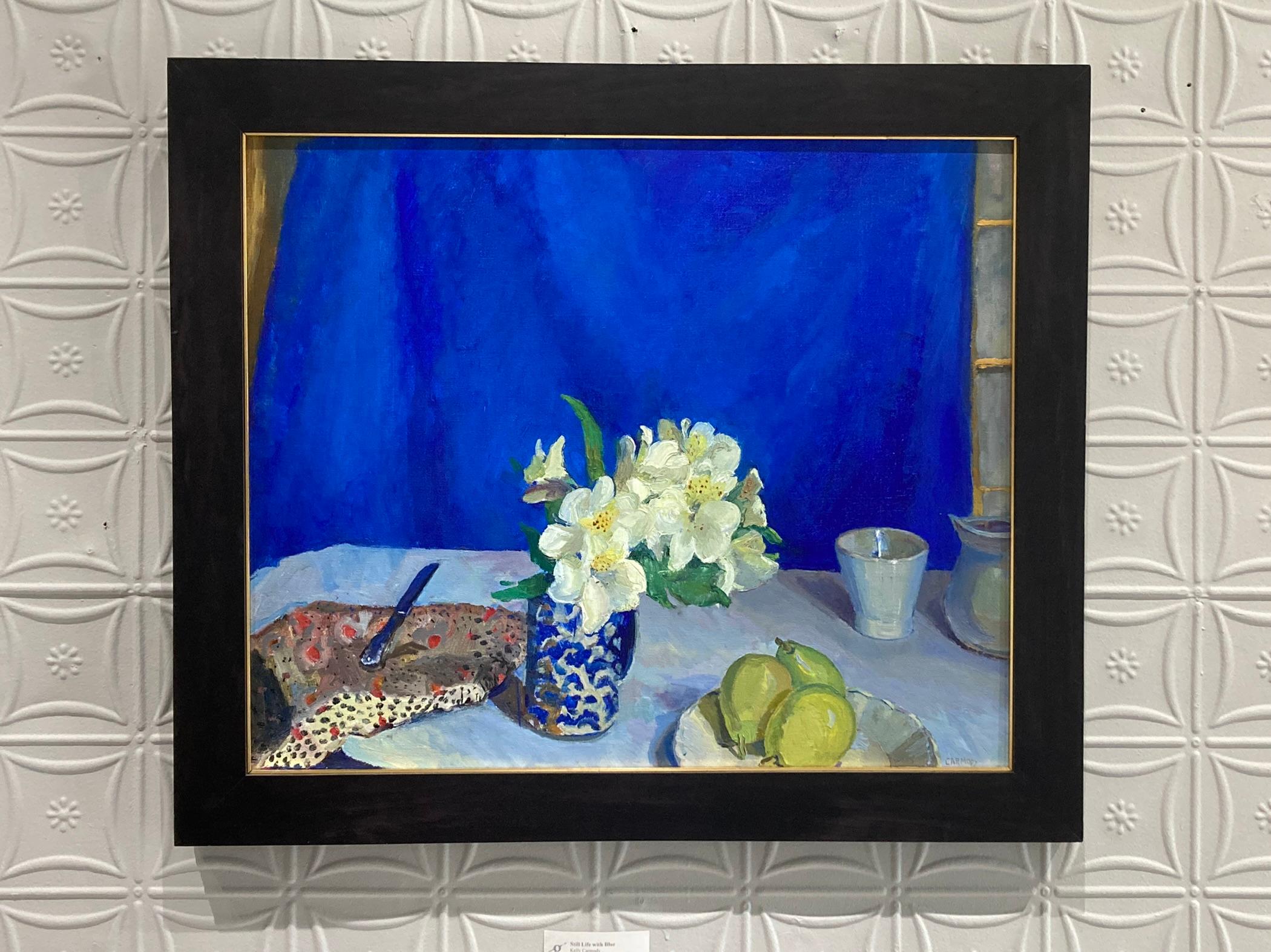 Naturaleza muerta con azul - Painting de Kelly Carmody