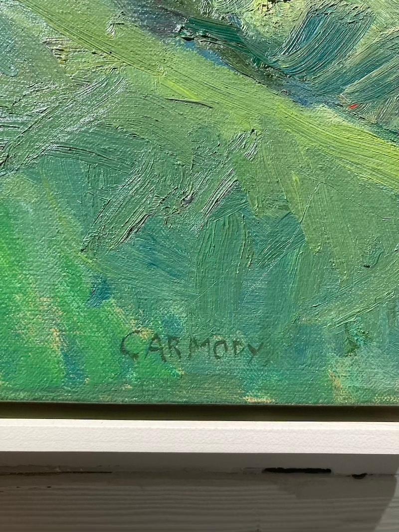 Ein impressionistisches Gemälde einer Landschaft. Dicke, lockere Pinselstriche in Grün stehen für das gesunde Laub des Sommers. Ein blaues Gewässer hinter den Bäumen spiegelt die Helligkeit des blauen Himmels wider, der mit weißen Puffwolken übersät