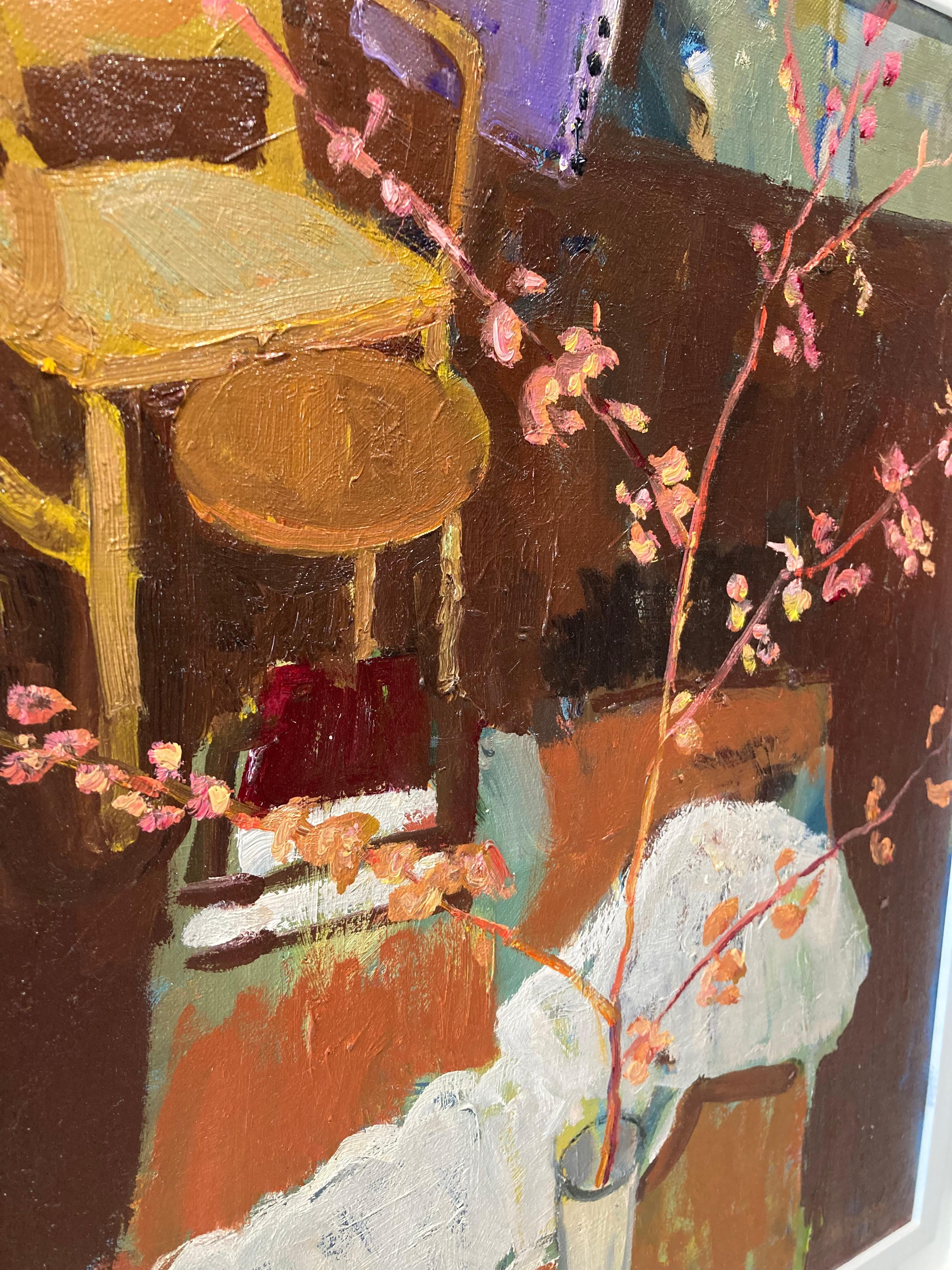 Une nature morte impressionniste du peintre réaliste américain contemporain Kelly Carmody. Une fleur sauvage est placée dans un vase blanc, sur une table basse. Les branches s'étendent vers le haut et vers l'extérieur, décorées de fleurs