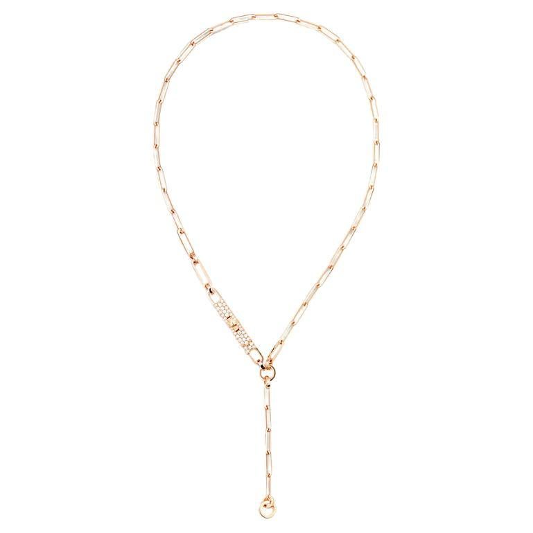Hermes Lariat necklace in rose gold set with diamonds and Kelly clasp
The Kelly identity is reimagined in this story of geometrical design. Its links, made in round and square shapes, express a calm elegance and fluid disposition.
Made in