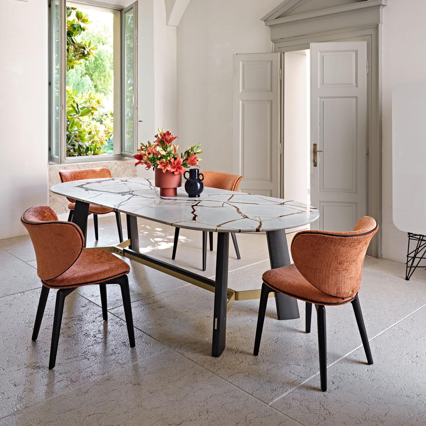 Sedia da pranzo con seduta e schienale in legno di faggio curvato, pad in poliuretano espanso ad alta resilienza. Gambe in frassino massiccio, laccate Moka. Coperchio non rimovibile.