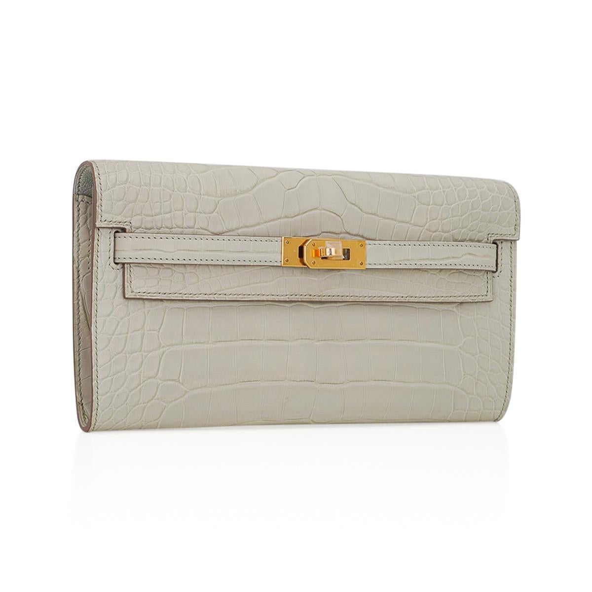Mightychic offers an Hermes Kelly Classique To Go wallet featured in neutral Beton Matte Alligator
Rich Gold hardware accentuates this exquisite limited edition Hermes Beton Alligator crossbody Kelly bag.
Removable shoulder strap changes from a