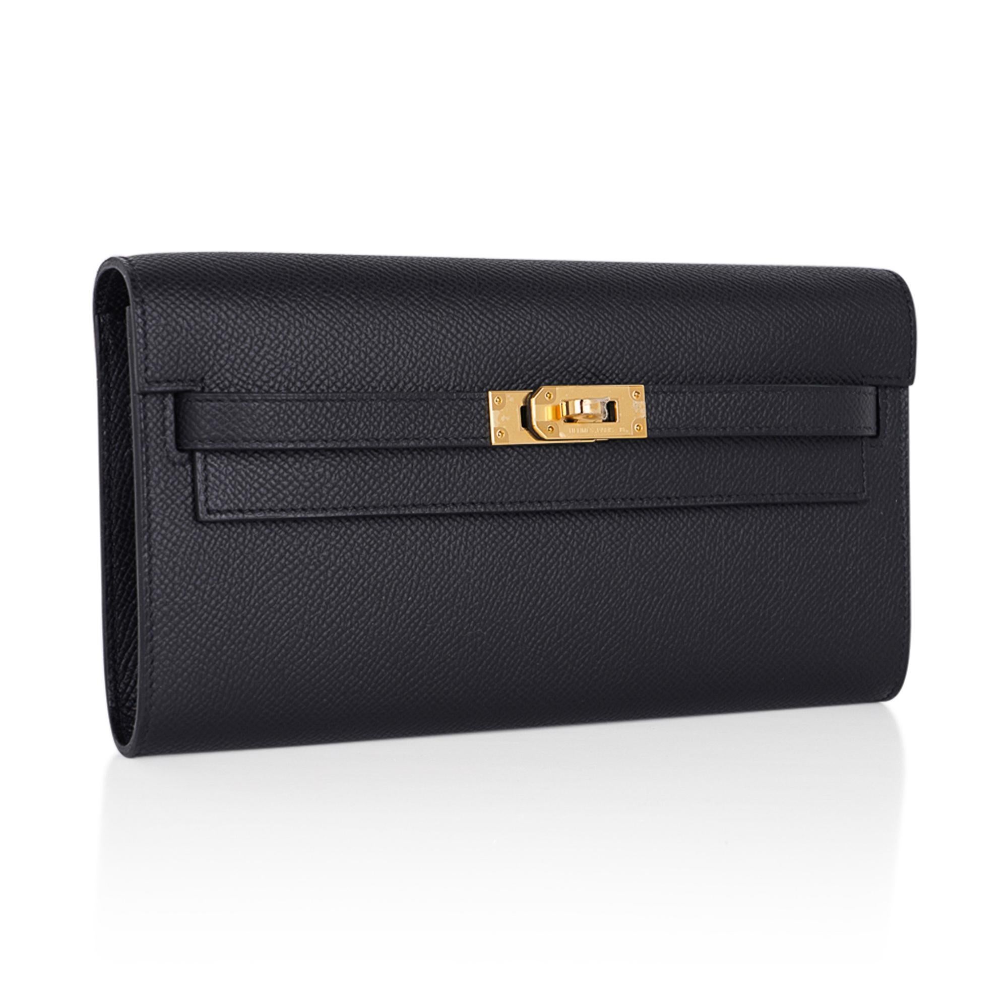 Mightychic offers an Hermes Kelly Classique To Go wallet featured in classic Black.
Epsom leather with Gold hardware.
Removable shoulder strap changes from a crossbody, to a wallet or clutch.
Interior has four (4) credit card slots and a zip pocket