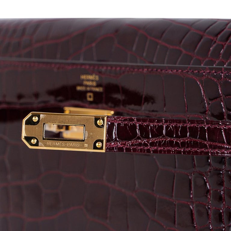 Mightychic offers an Hermes Kelly Classique To Go wallet featured in jewel tone Bordeaux Alligator.
Rich Gold hardware accentuates this exquisite Hermes Bordeaux Alligator crossbody Kelly bag.
Removable shoulder strap changes from a crossbody, to a