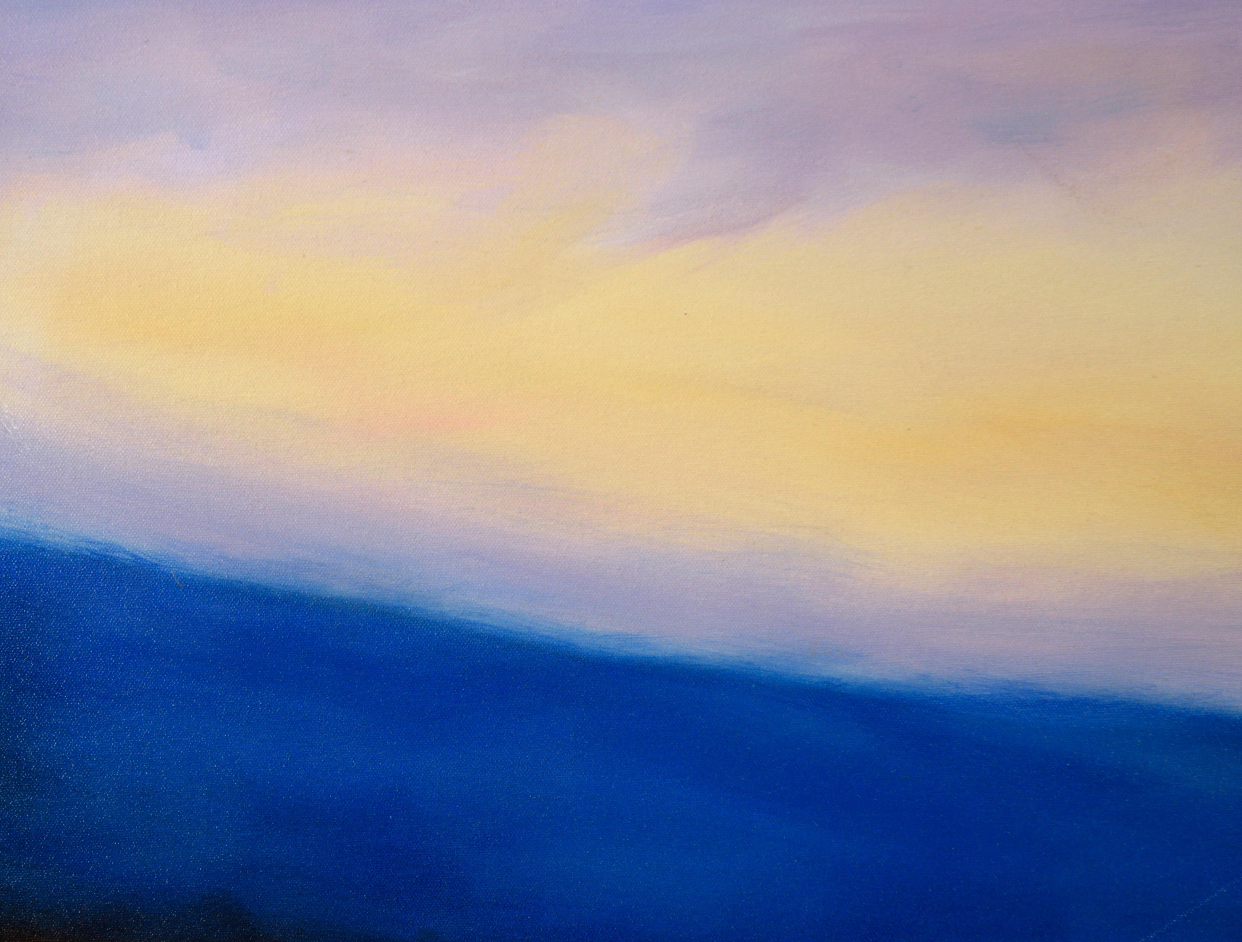 Paysage à l'huile sur toile Hazy Sunrise au-dessus de montagnes bleues - Painting de Kelly Cool Lucas
