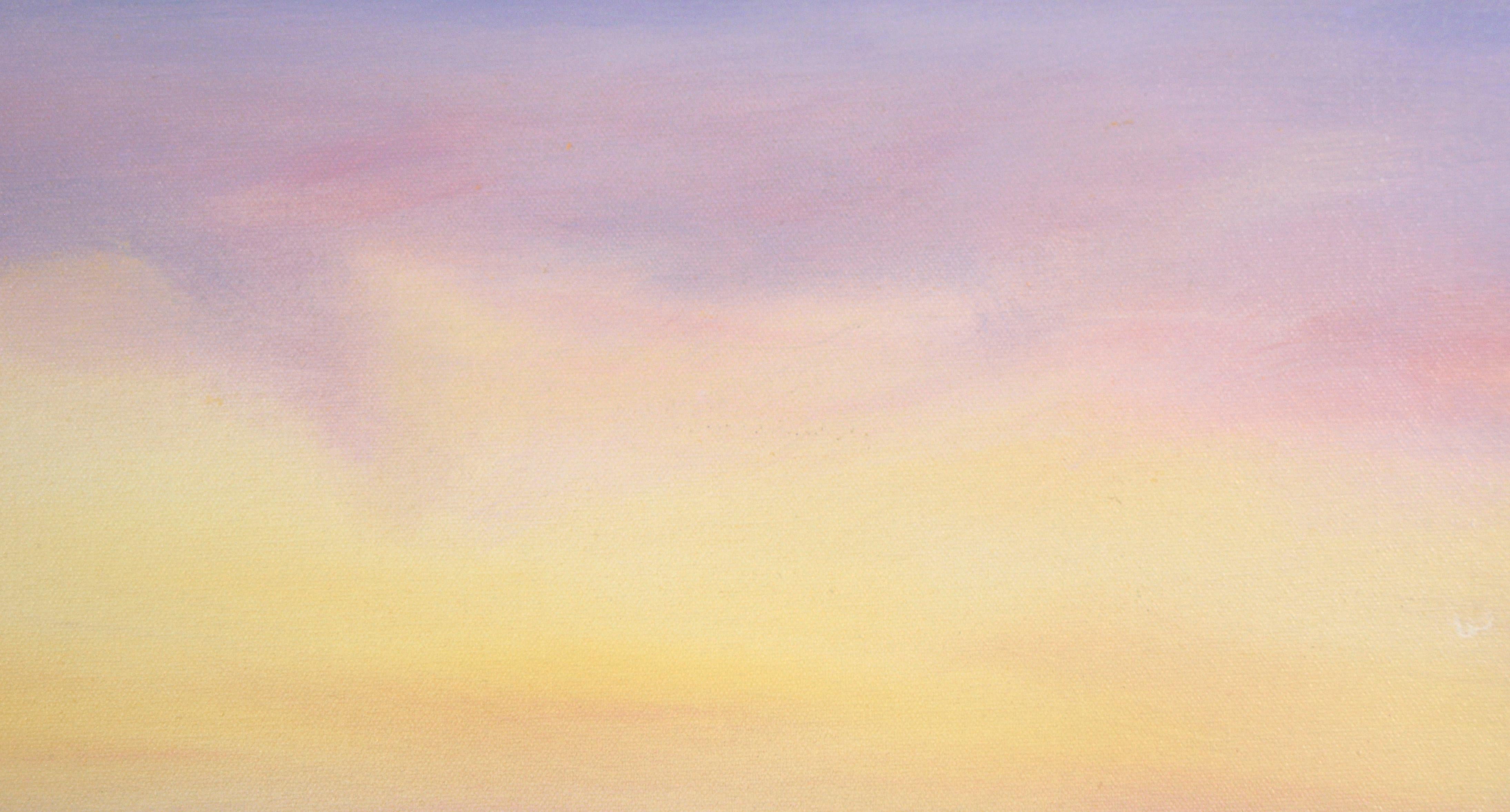 Paysage à l'huile sur toile Hazy Sunrise au-dessus de montagnes bleues - Contemporain Painting par Kelly Cool Lucas
