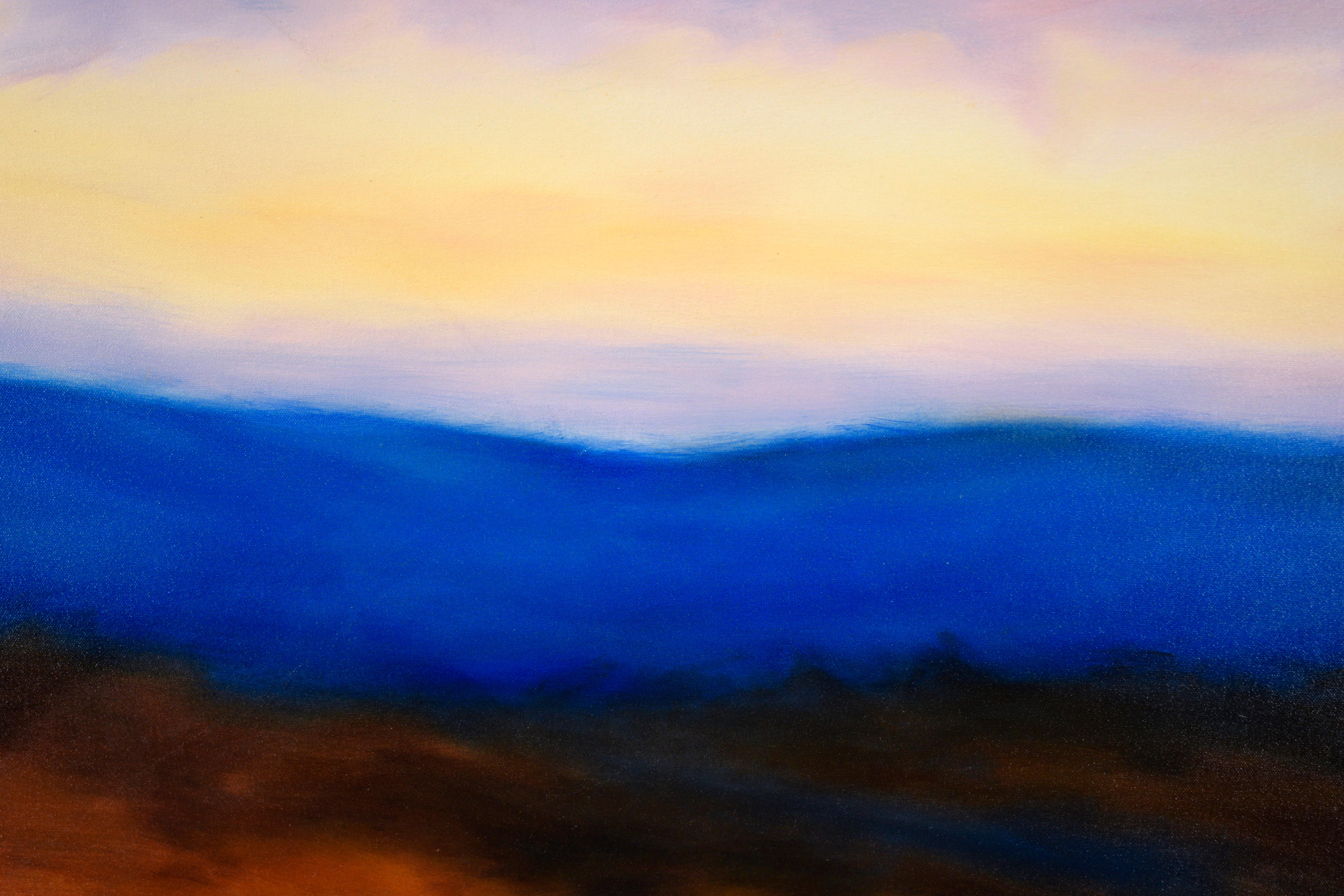 Paysage à l'huile sur toile Hazy Sunrise au-dessus de montagnes bleues en vente 1