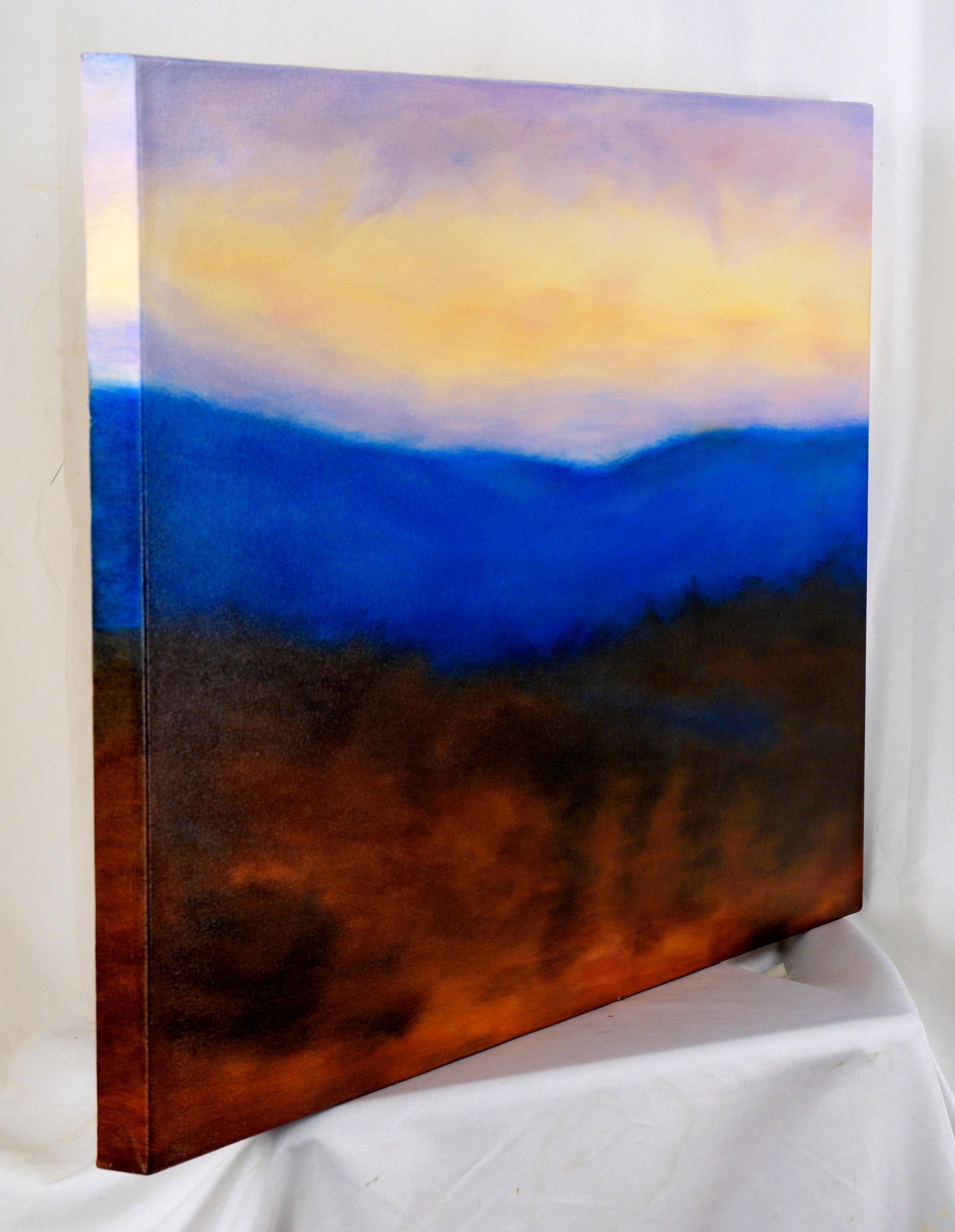 Paysage à l'huile sur toile Hazy Sunrise au-dessus de montagnes bleues en vente 3