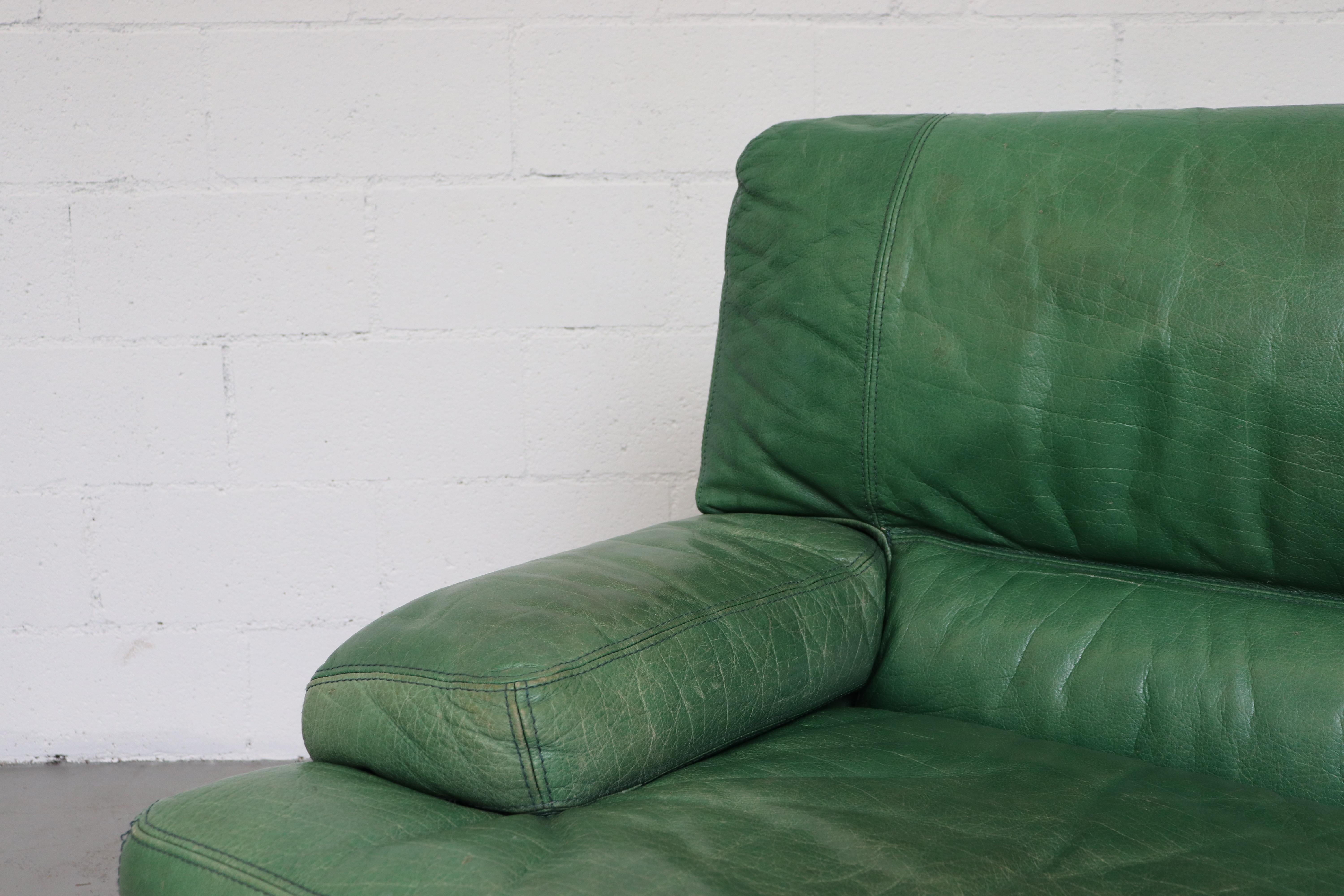 Kelly Green Leather Love Seat Sofa In Good Condition In Los Angeles, CA