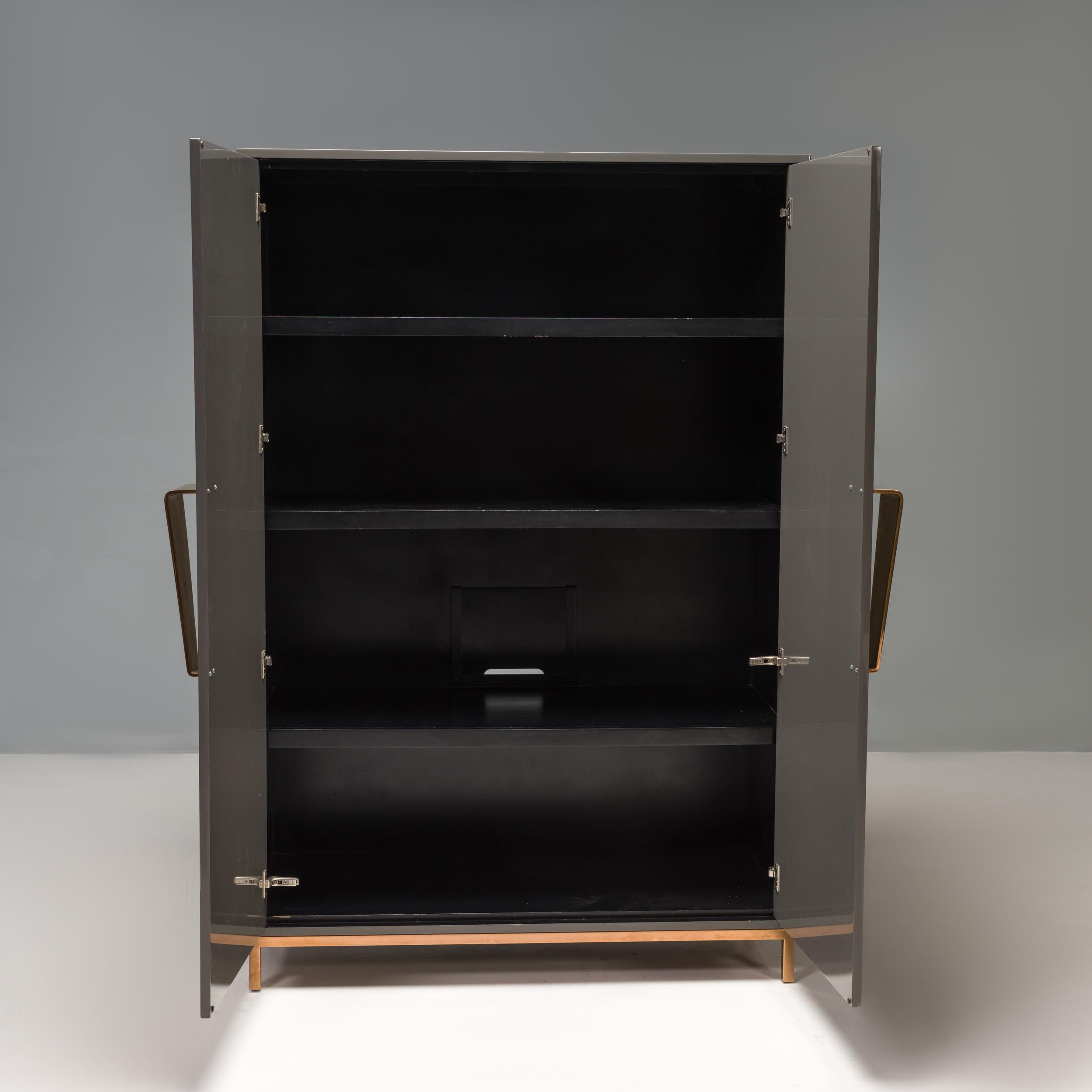 Kelly Hoppen meuble de rangement bouclier laqué gris Bon état - En vente à London, GB