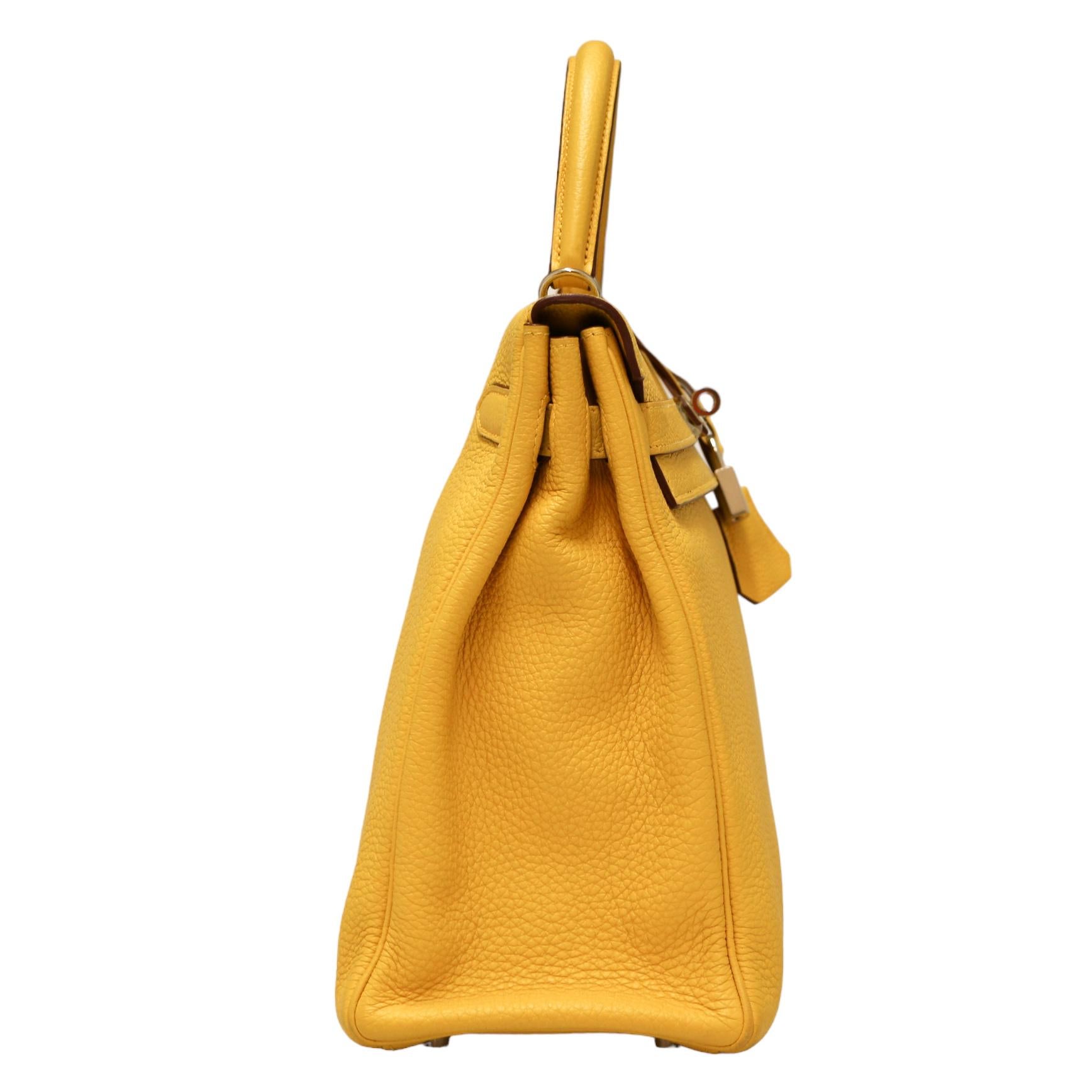 Kelly II retourné 35 HERMES Togo soleil
Condition: very good
Country of manufacture : France
Collection : Kelly II retourné
Genre : unisex
Material : togo leather
Interior : leather
Color: soleil (yellow)
Dimensions: 35 x 25 x 11 cm
Removable