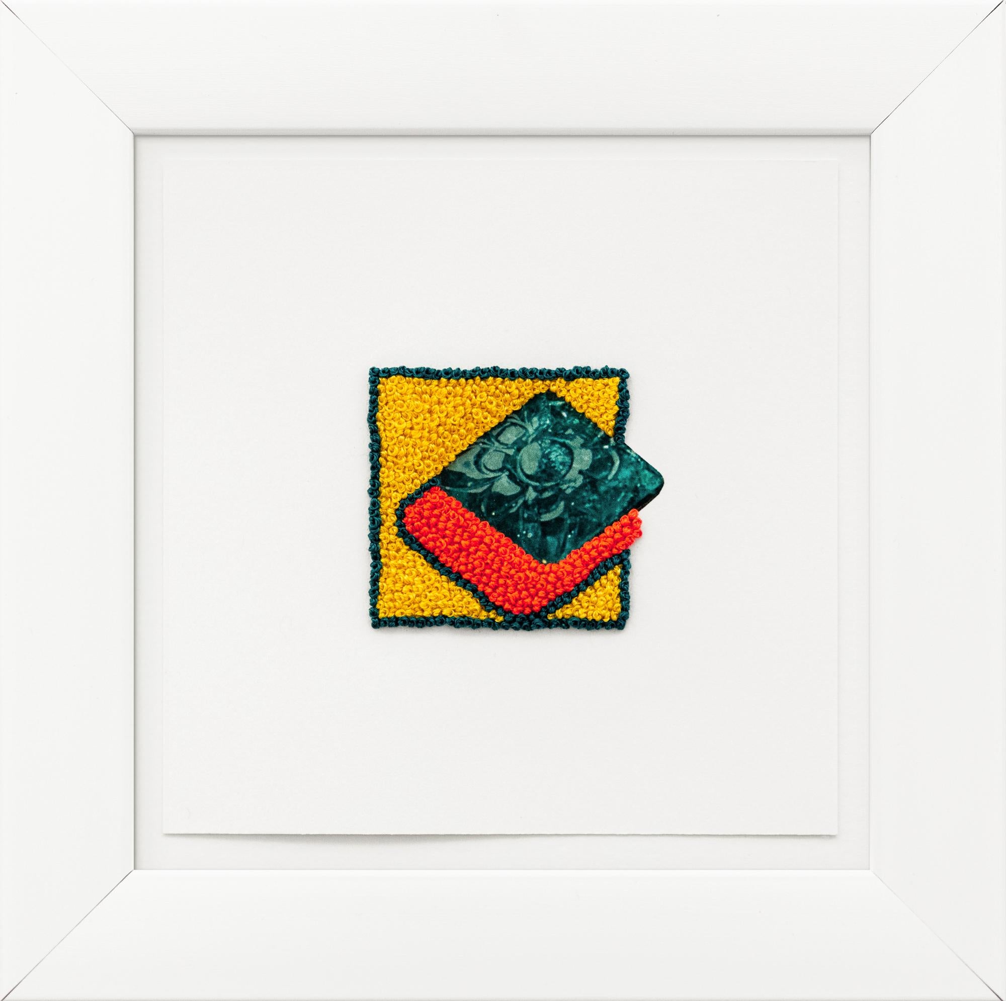"Piatto di caramelle"  Eleganza del collage ricamato su carta con nodi alla francese