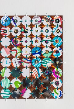 "Quadrato di centratura (arcobaleno)" Collage fluttuante, oggetti trovati, ricamo, colore