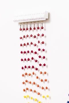 "Crossing Paths: Arcobaleno I" Origami a stelle piegato e infilato a mano e appeso al muro