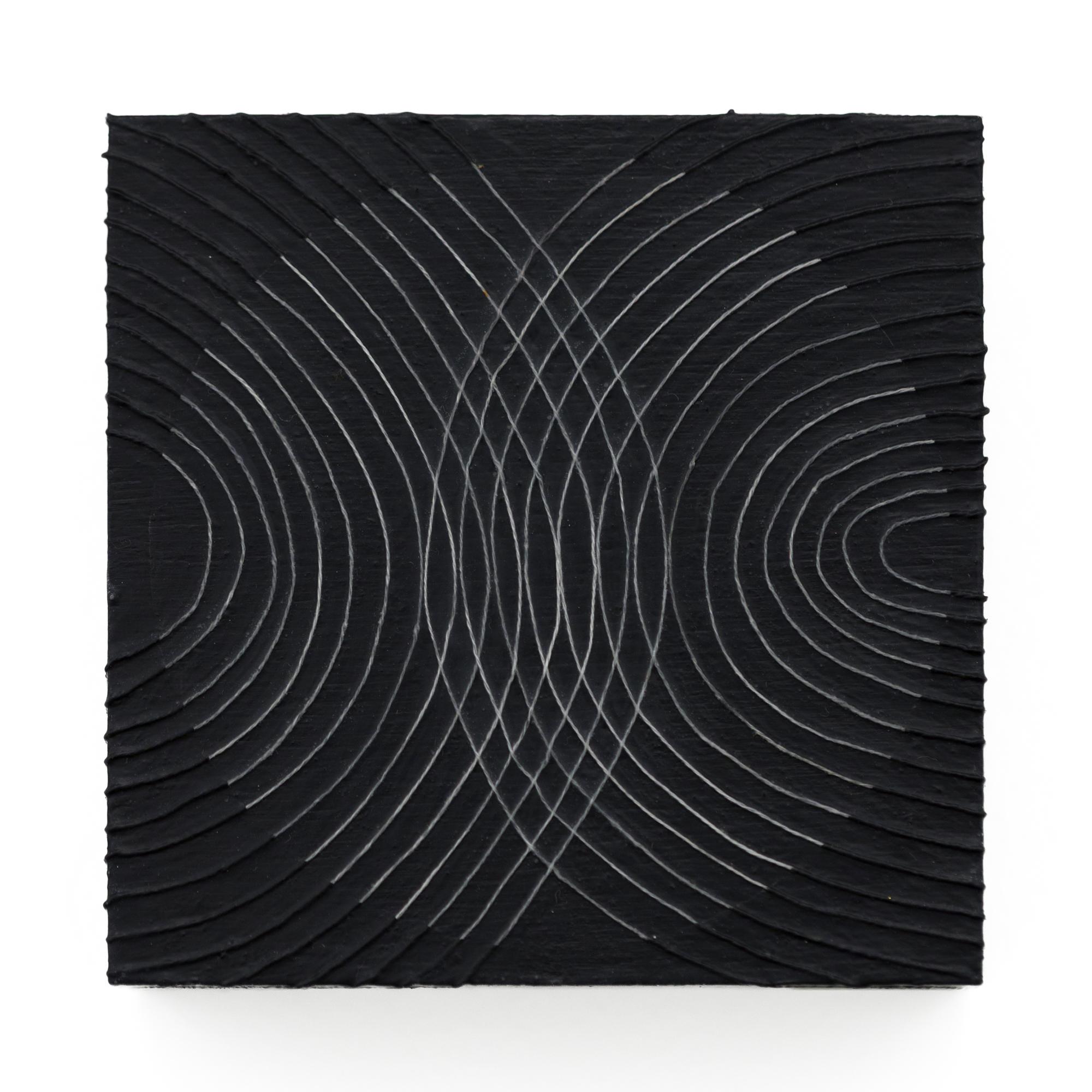 "Du bist hier: Schwarz" Schnur und Acryl in kreisförmigem Muster auf Platte