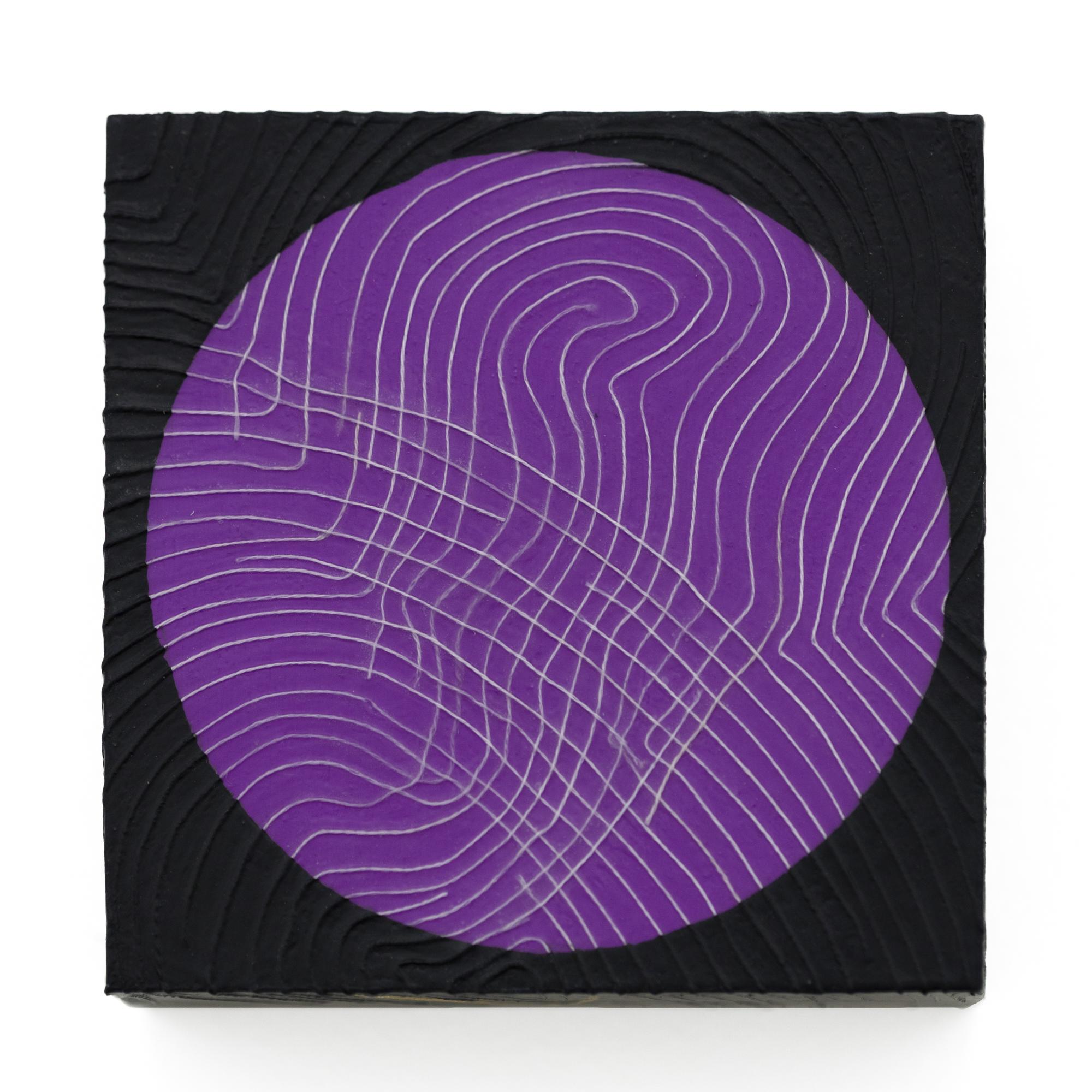 "Du bist hier: Lila" Faden und Acryl in Wellenmuster auf Platte