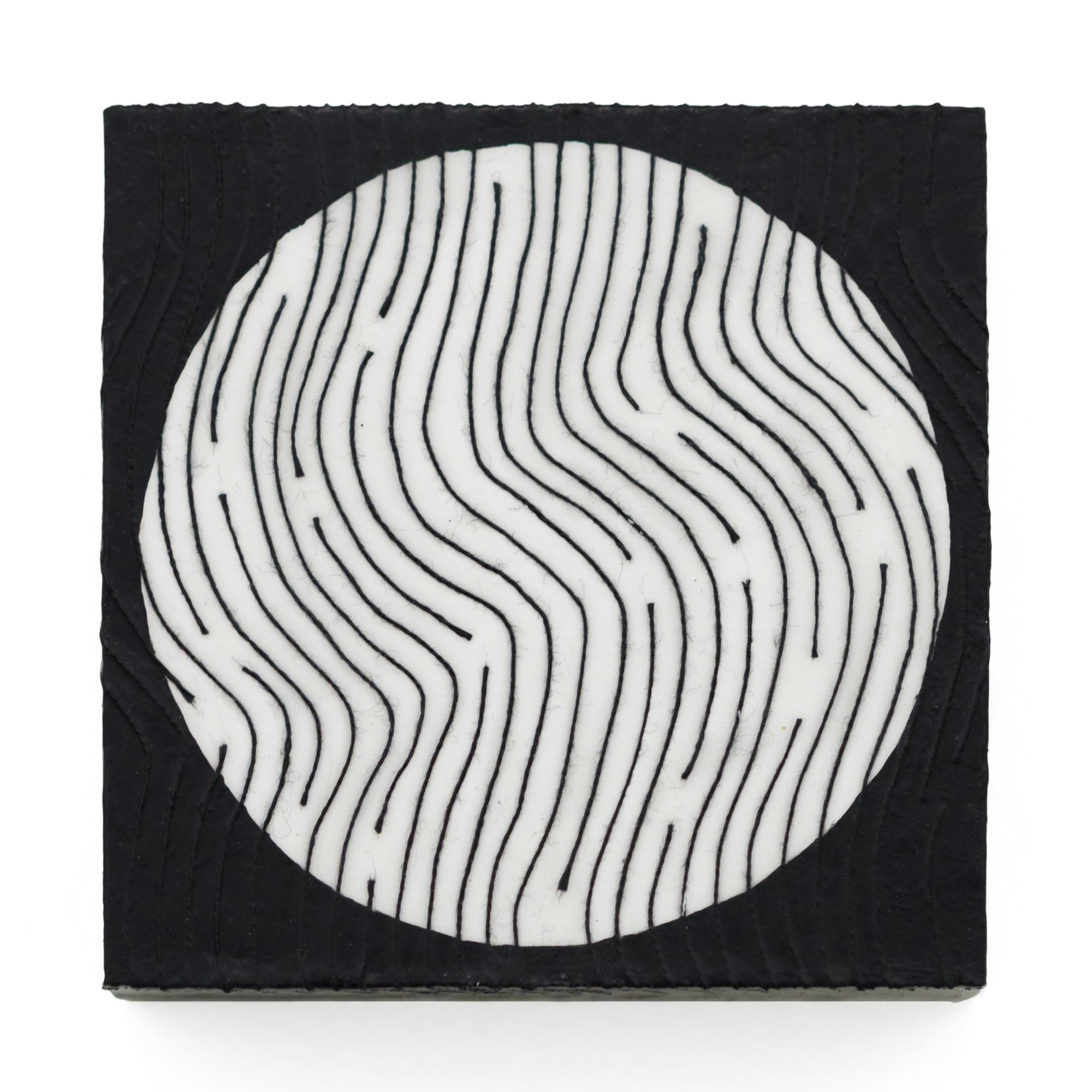 "Vous êtes ici : Blanc" Motif rayé Stark avec corde et acrylique - Mixed Media Art de Kelly Kozma