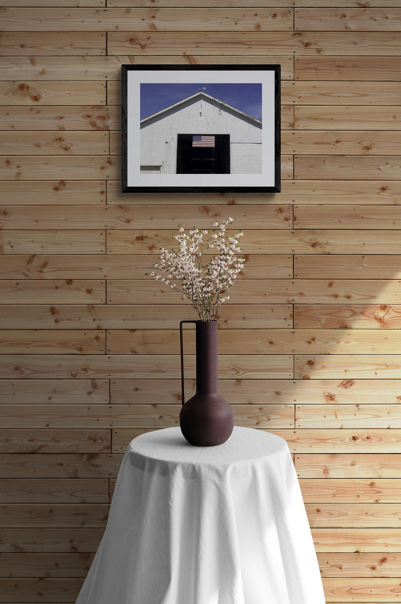 Barn (Americana, Midwest, Classic, Vintage, Flag, Sky, ~26% OFF - LIMITÉE) - Photograph de Kelly Ludwig