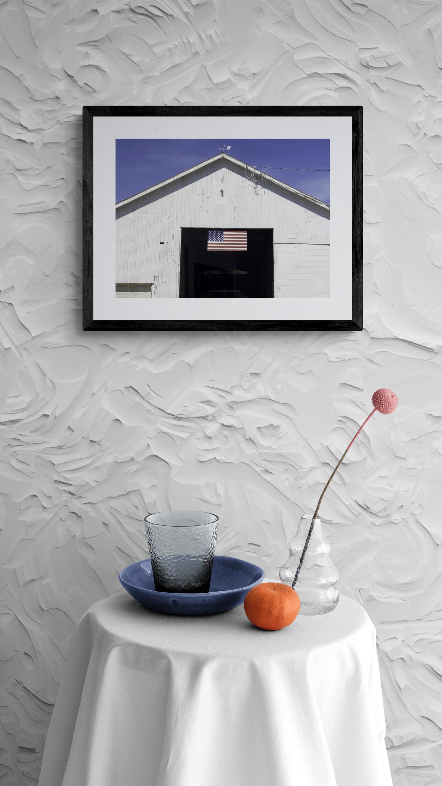 Barn (Americana, Midwest, Classic, Vintage, Flag, Sky, ~26% OFF - LIMITÉE) - Modernisme américain Photograph par Kelly Ludwig