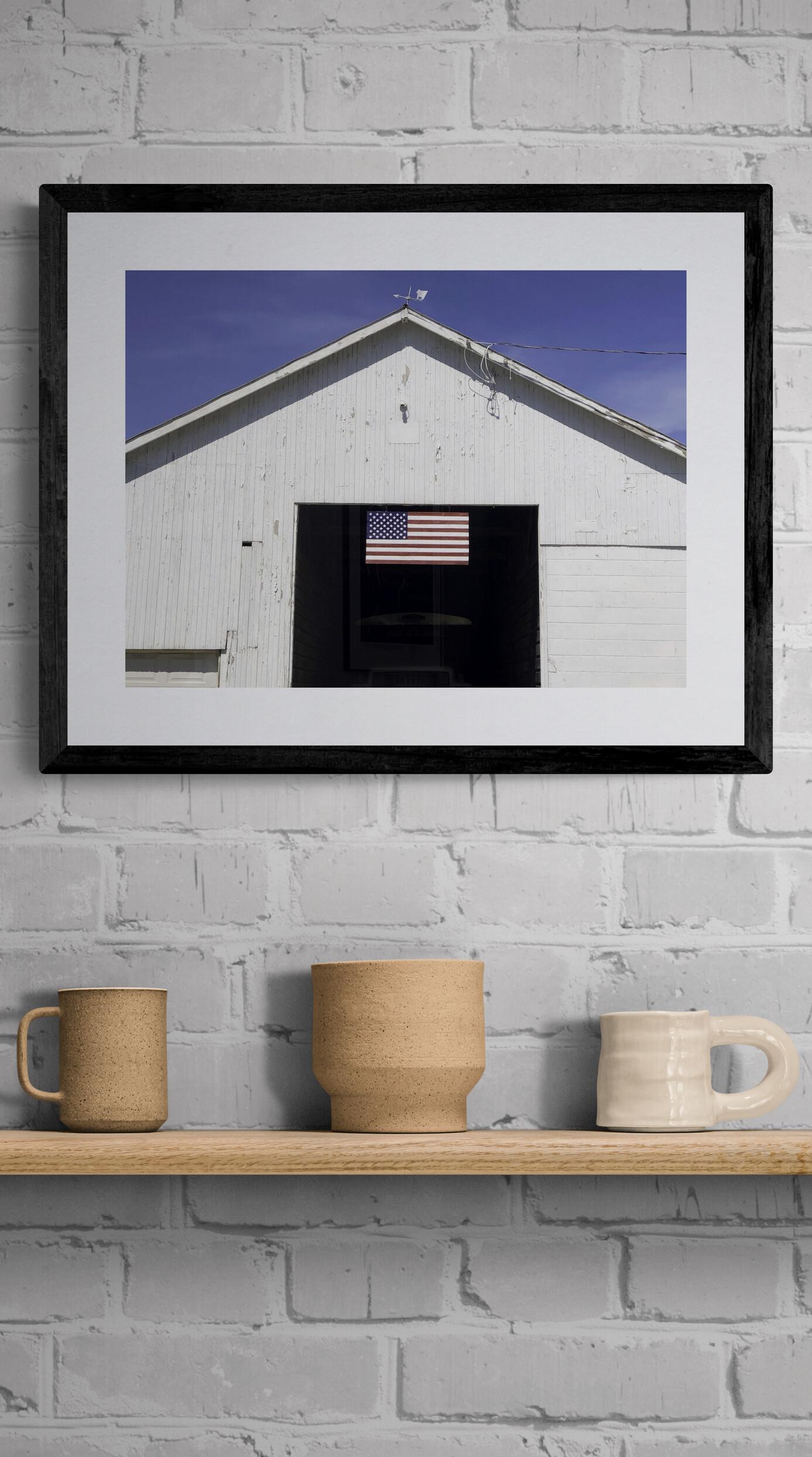 Barn (Americana, Midwest, Classic, Vintage, Flag, Sky, ~26% OFF - LIMITÉE) - Violet Figurative Photograph par Kelly Ludwig