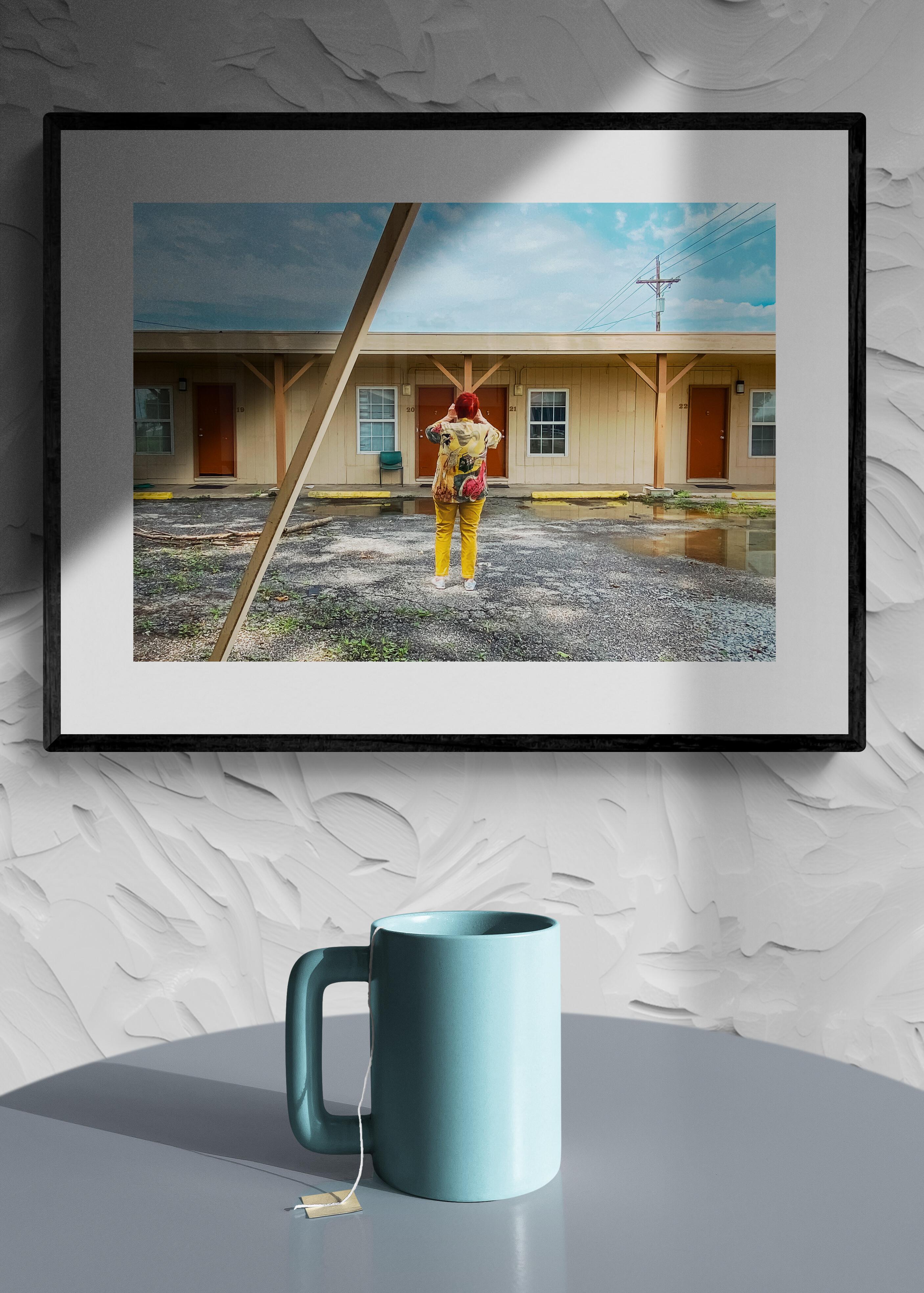 Photographe (Lou Jane) (Americana, Midwest, Motel, Vintage, ~30% off) - Gris Landscape Photograph par Kelly Ludwig